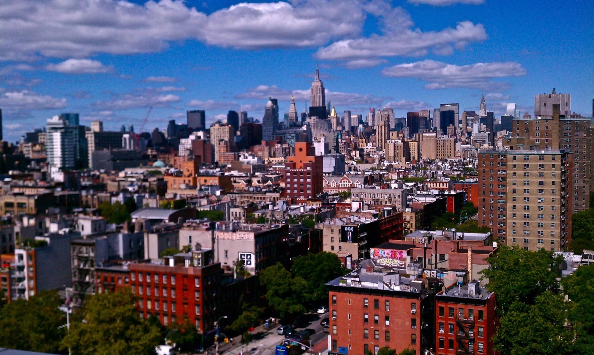 vista da cidade de nova york céu nuvens árvores edifícios