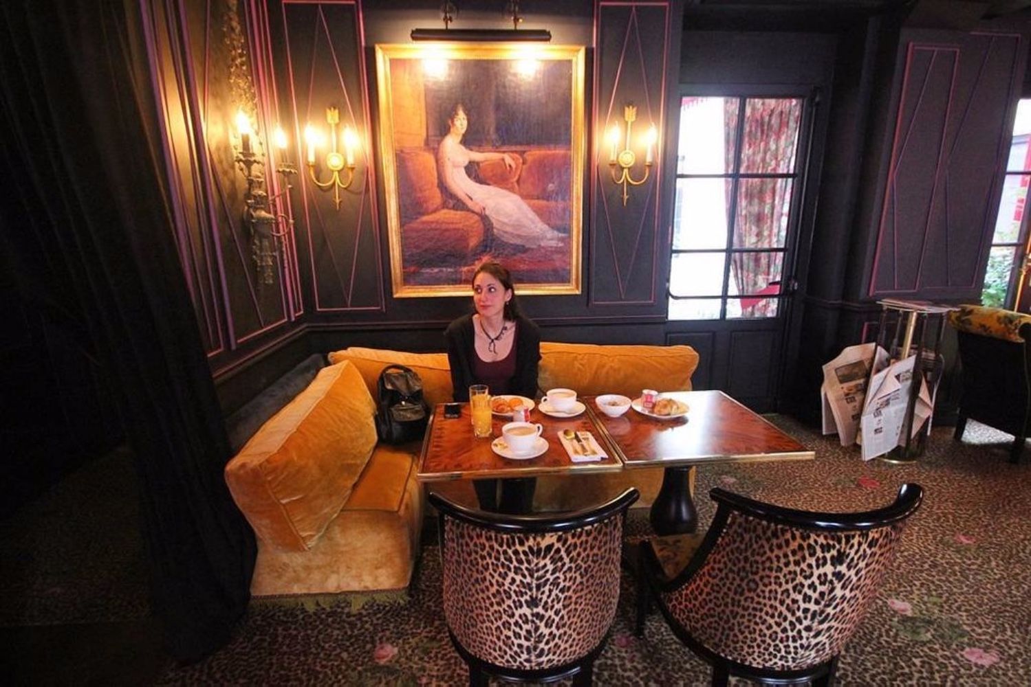 Gostaríamos de poder viver nestes impressionantes quartos de hotel 7 mulher sentada no restaurante do hotel em paris