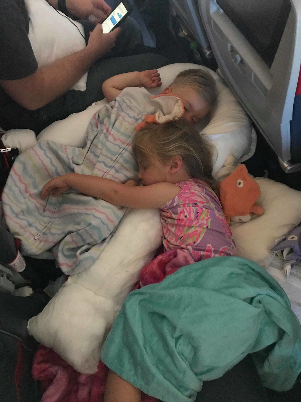 Crianças dormindo pacificamente em seus assentos de avião durante o voo