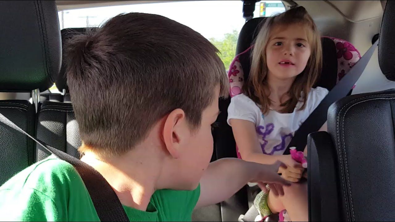 Dicas sobre como viajar com crianças pequenas 5 Irmãos brigam durante passeio de carro