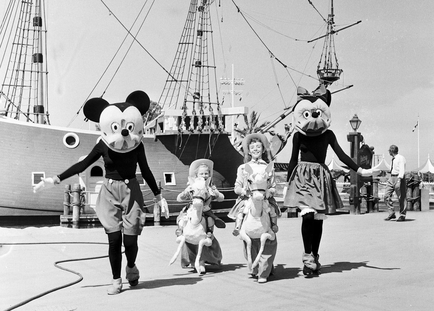 Em homenagem ao 65º aniversário da Disneylândia, aqui estão algumas fotos de seu dia de abertura 4 mickey e minnie mouse durante o dia de abertura na disneyland