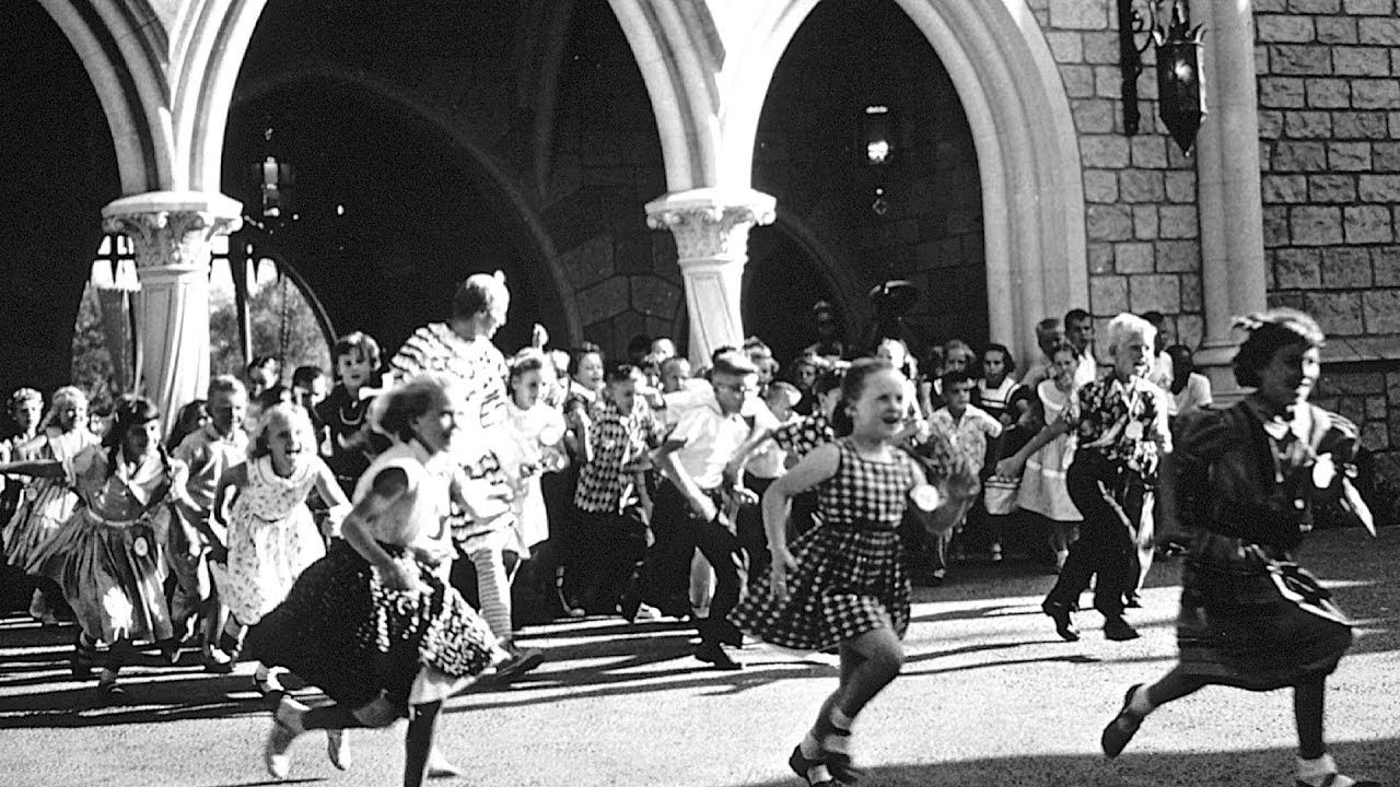 Em homenagem ao 65º aniversário da Disneylândia, aqui estão algumas fotos de seu dia de abertura 3 crianças na disneylândia no dia da inauguração