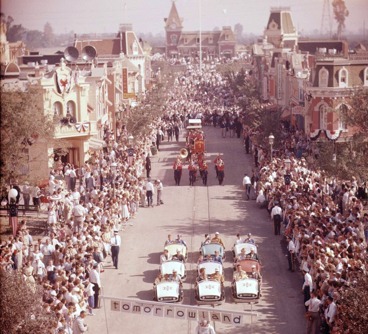 Em homenagem ao 65º aniversário da Disneylândia, aqui estão algumas fotos de seu dia de abertura 7 desfile do dia de abertura na disneylândia