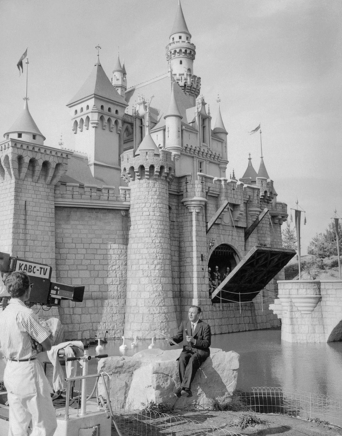 Em homenagem ao 65º aniversário da Disneylândia, aqui estão algumas fotos de seu dia de abertura 6 walt disney fala com repórteres na disneylândia