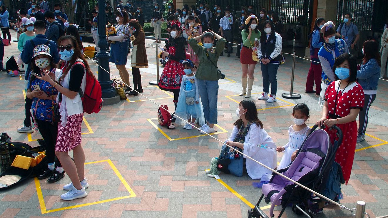 A Disneyland de Xangai acaba de reabrir, e é assim que um dia lá normalmente se parece 3 distanciamento social em xangai disneyland