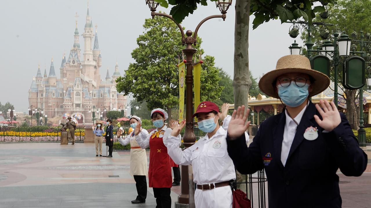 A Disneyland de Xangai acaba de reabrir, e é assim que um dia lá normalmente se parece 2 reabertura da disneyland xangai