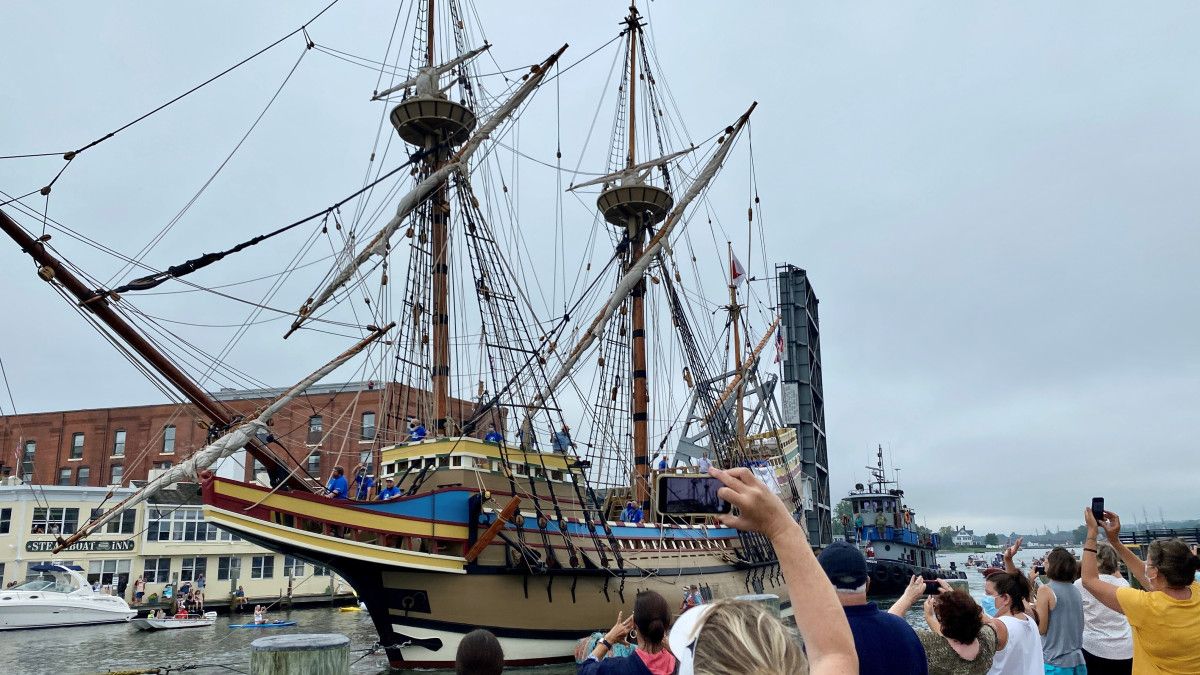 O Mayflower II está navegando de volta para Plymouth, Massachusetts, em homenagem ao 400º aniversário da cidade 2 o mayflower II no porto