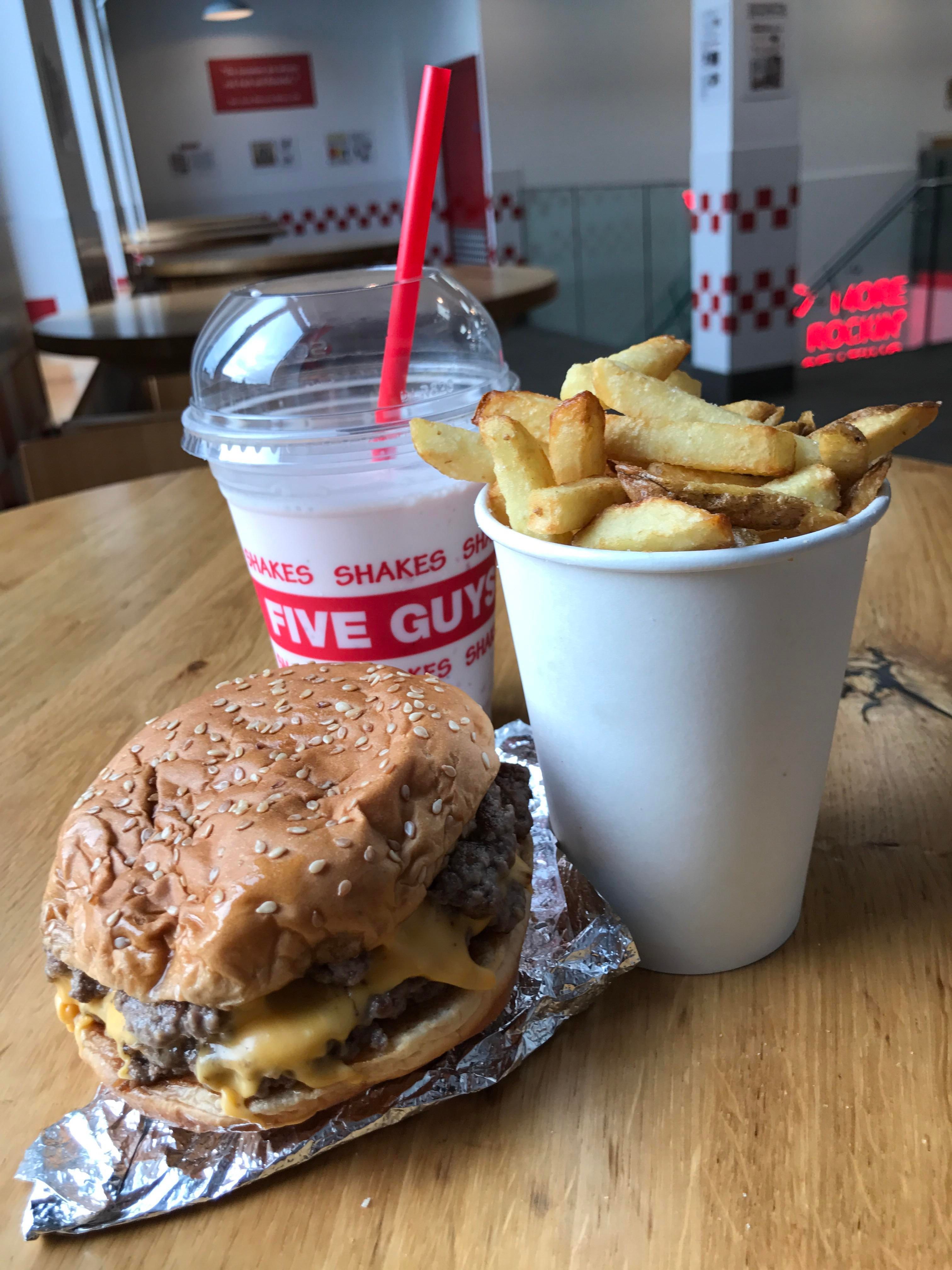 Os itens mais populares que as pessoas adoram pedir nesses locais de fast food 3 cheeseburger batatas fritas refrigerante cinco caras
