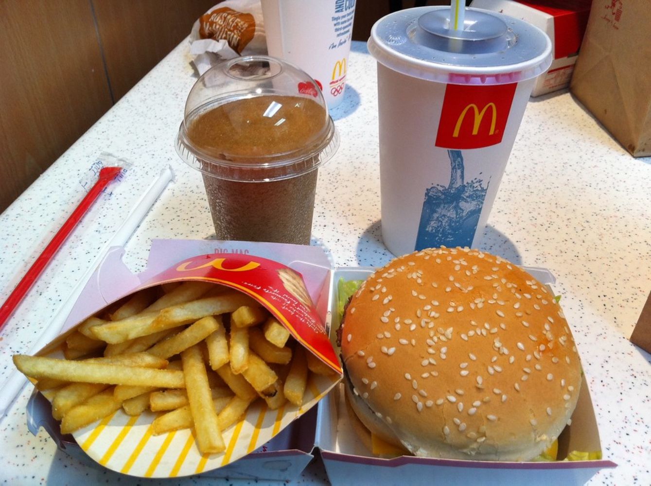 Os itens mais populares que as pessoas adoram pedir nesses locais de fast food 7 bandeja do mcdonalds big mac batatas fritas milkshake refrigerante
