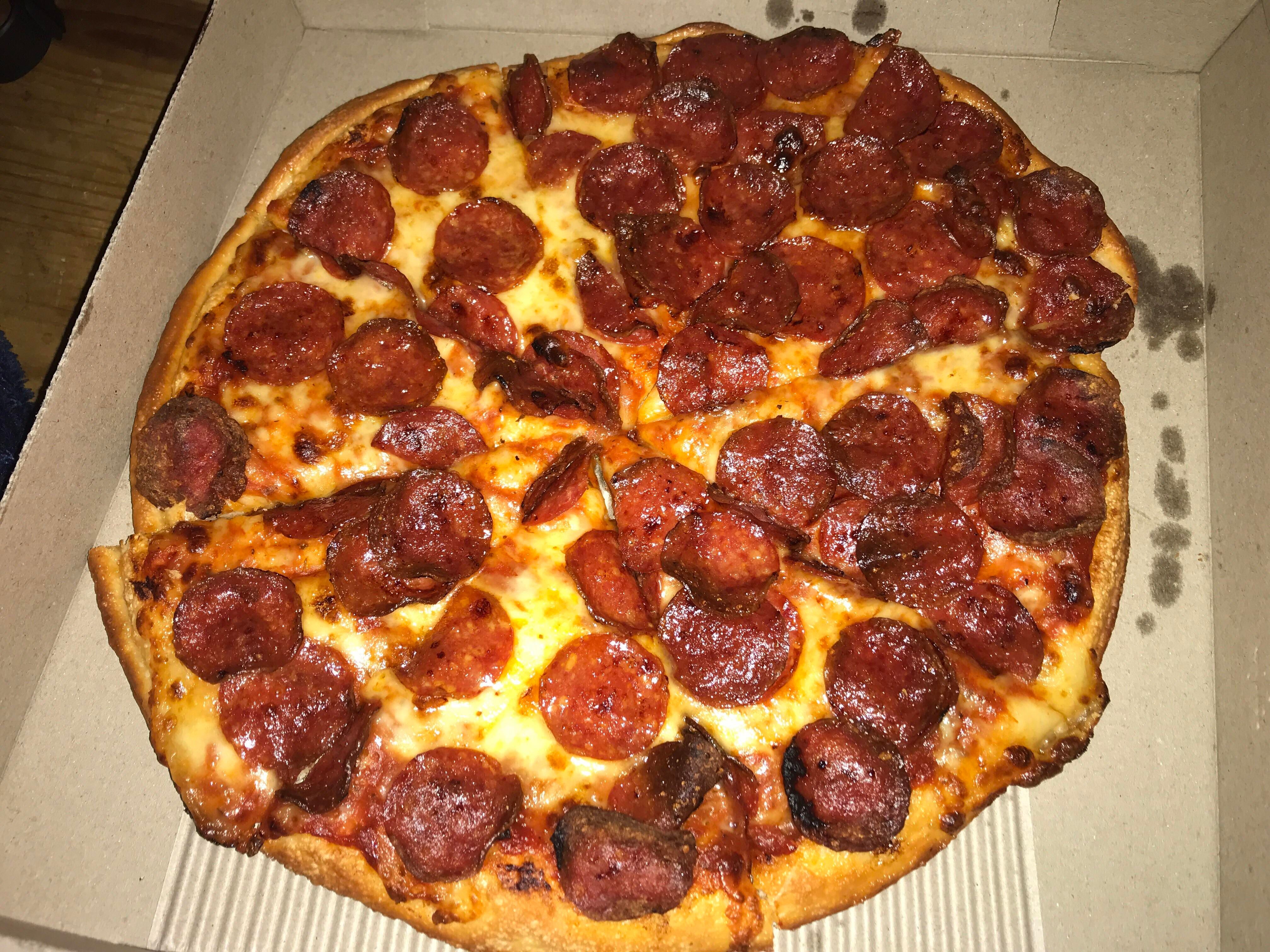 pizza de calabresa em caixa de papelão para pizza