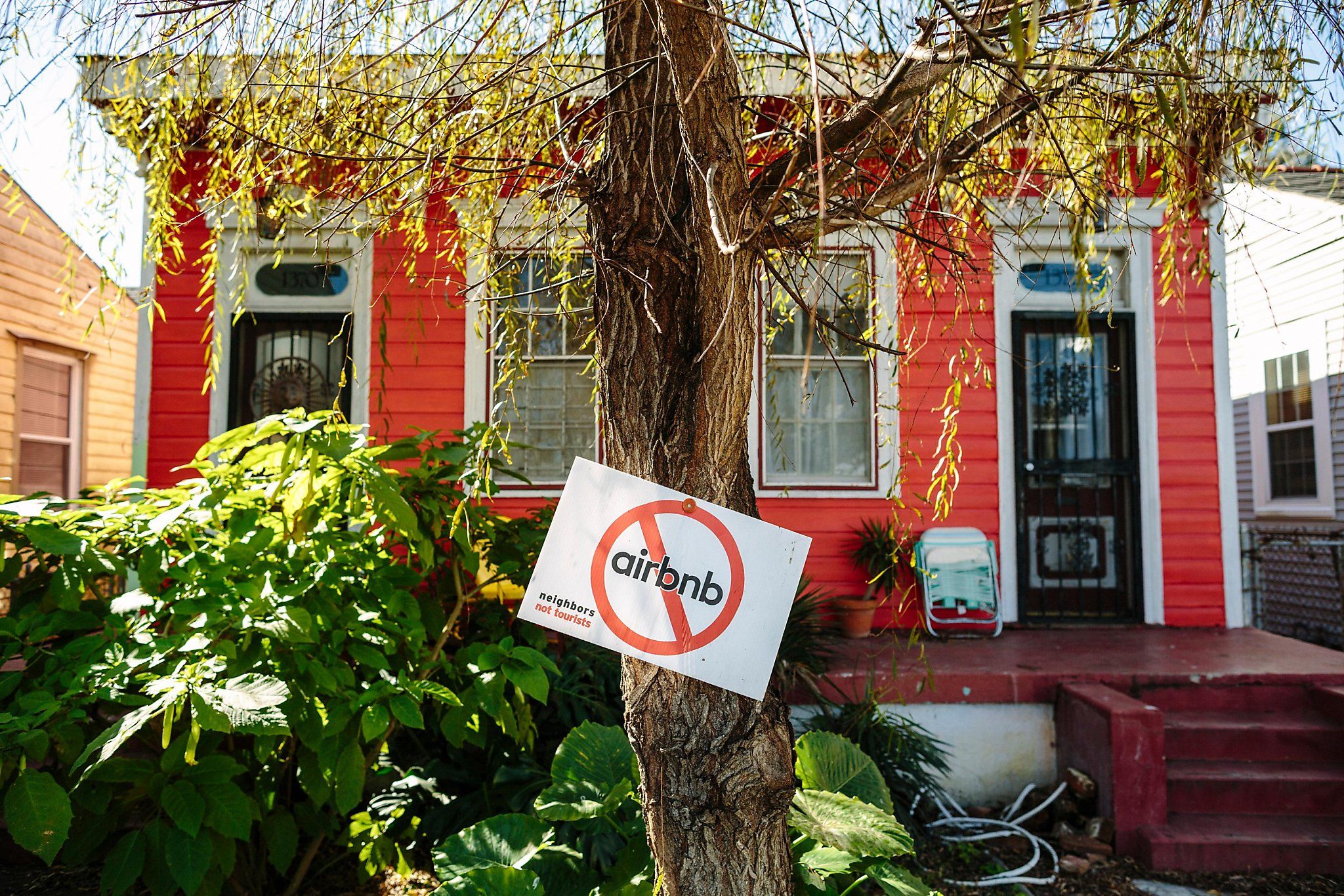 Curioso sobre o Airbnb? Aqui estão alguns truques de viagem que você precisa saber 6 uma casa com uma placa sem airbnb na frente