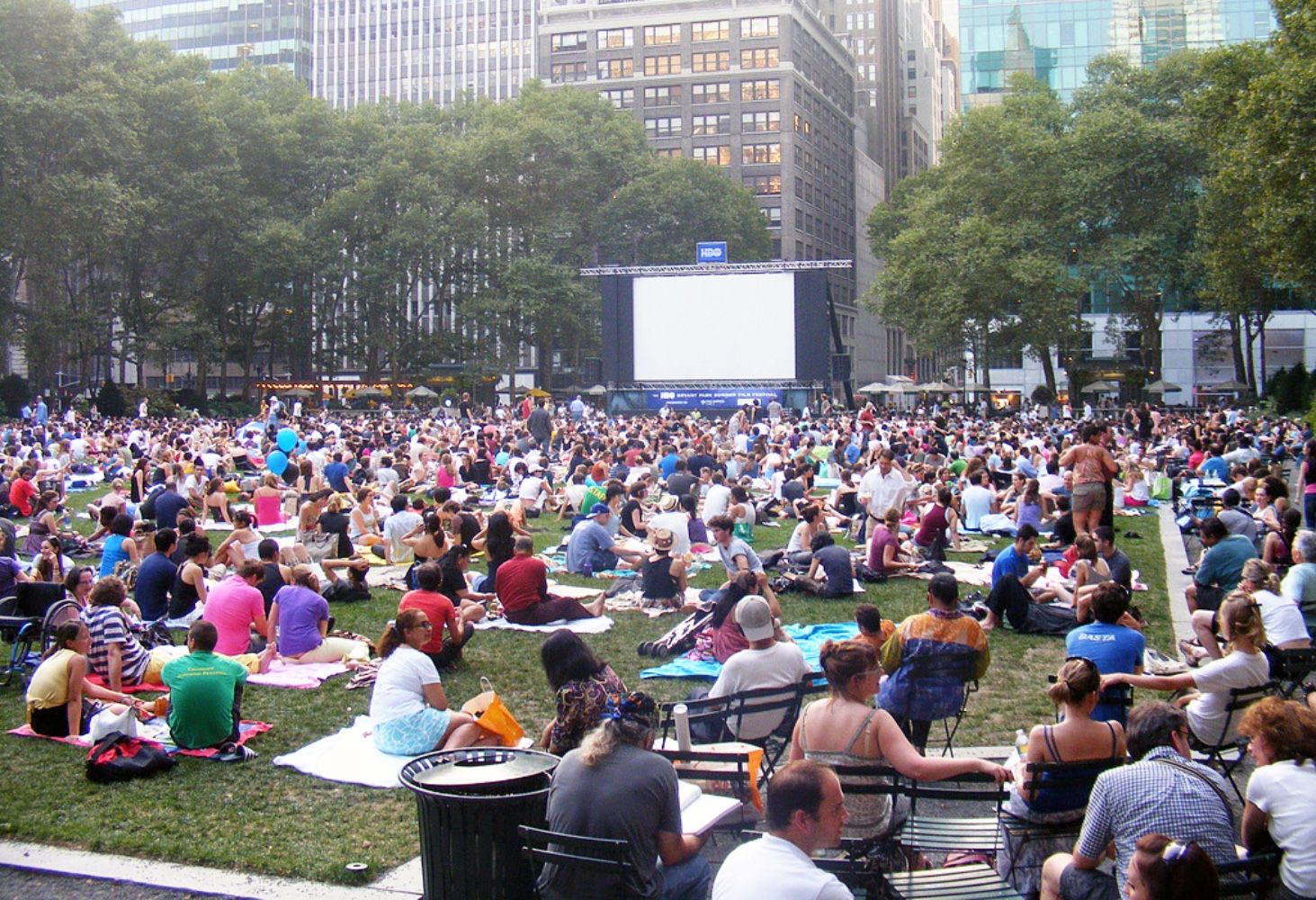 NYC é mais do que o Empire State Building e o Central Park 2 grupo de pessoas sentadas no gramado assistindo ao filme bryan park