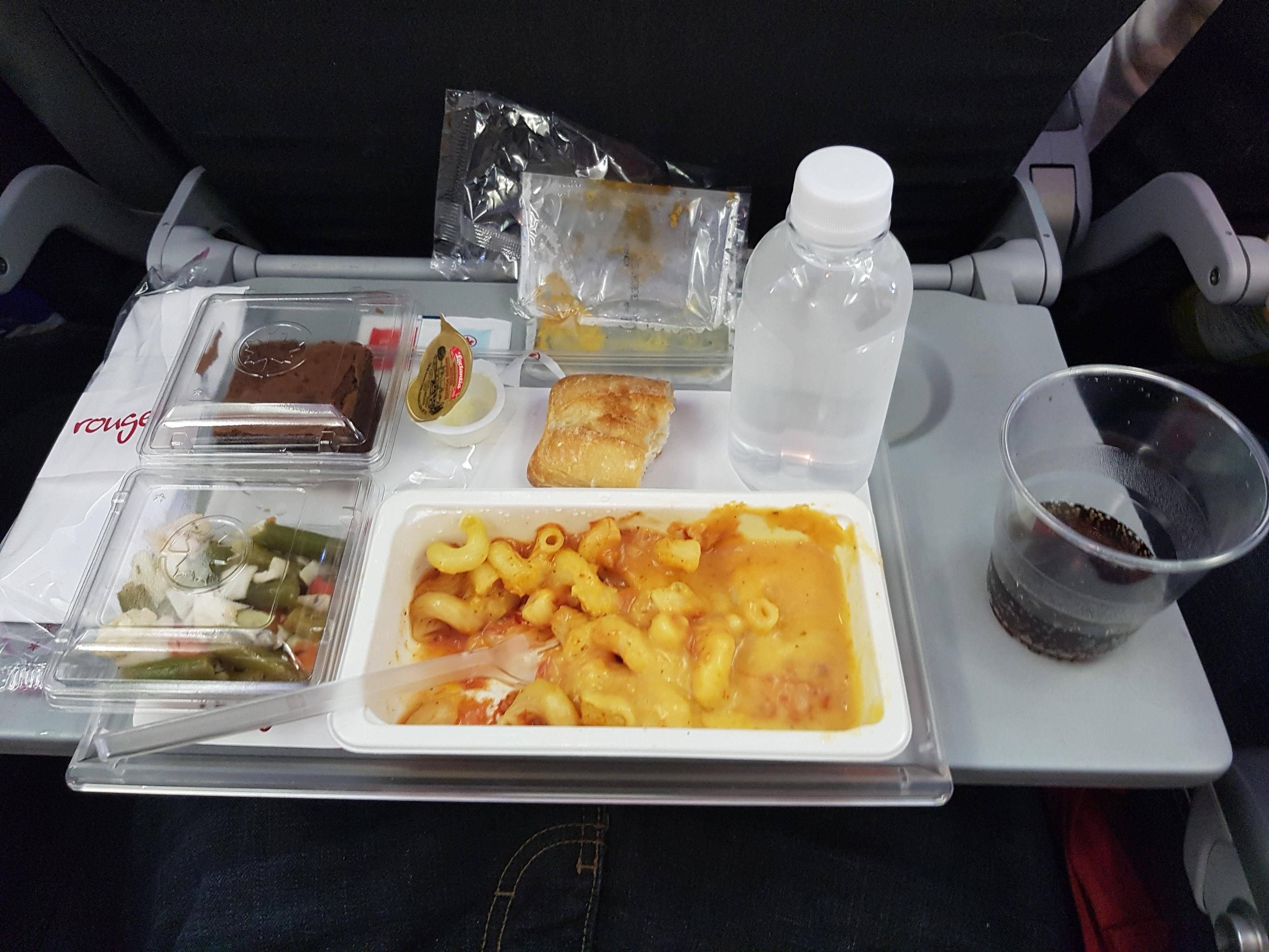 comida na mesa da bandeja no avião