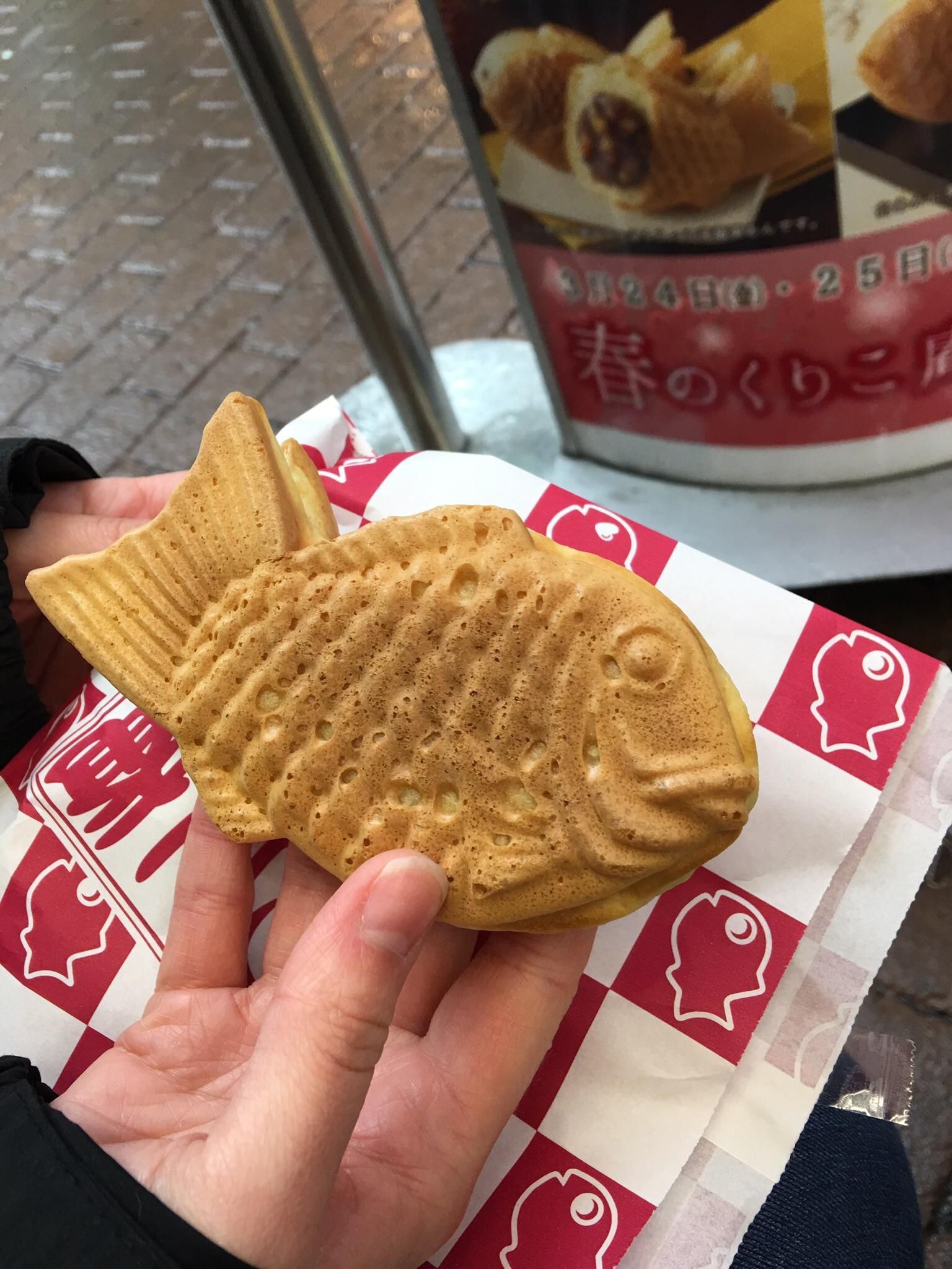 Você vai querer viajar para essas deliciosas sobremesas japonesas 2 mão segurando Taiyaki no Japão