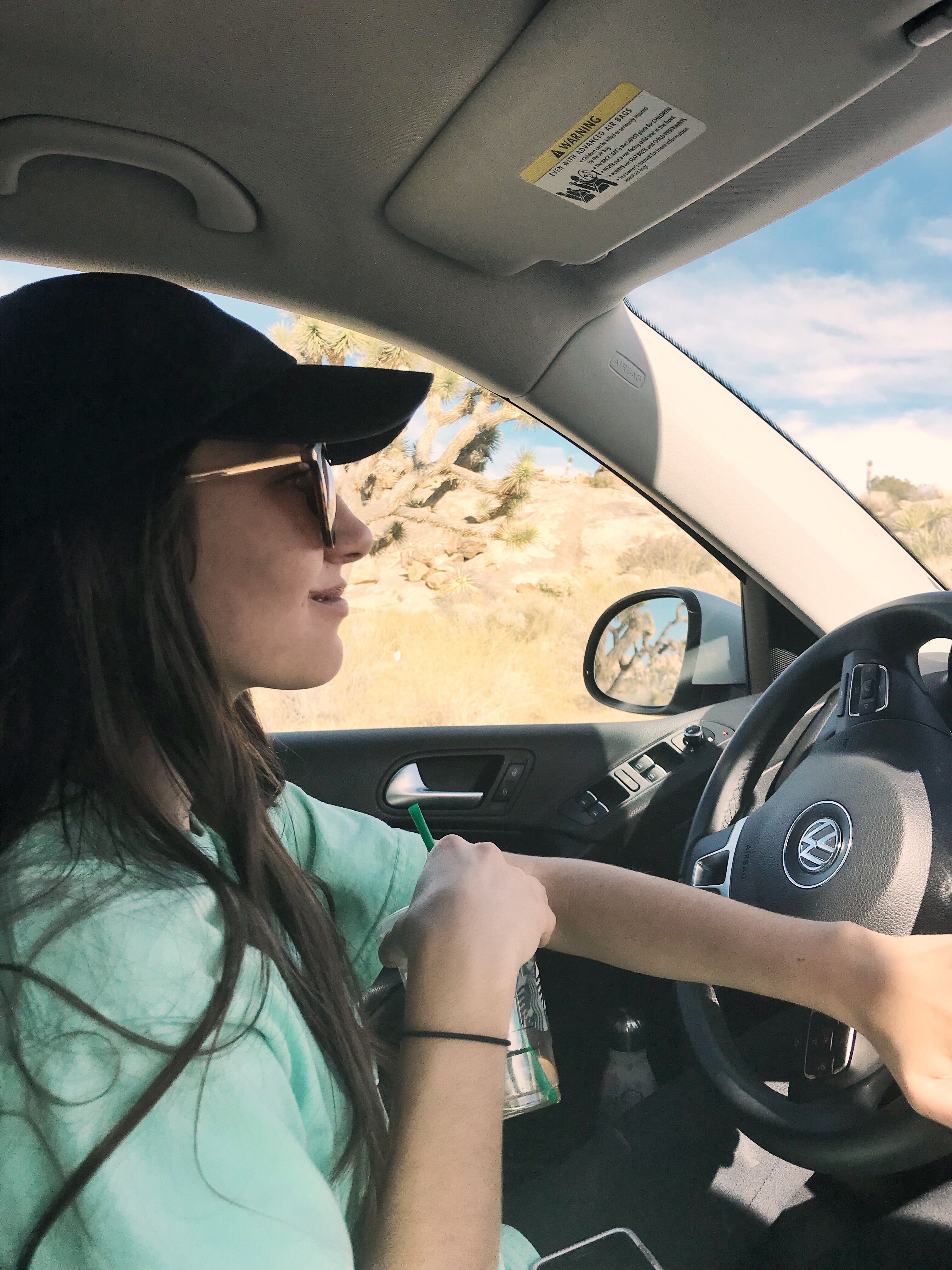 Ao planejar uma viagem, considere estes erros que as pessoas costumam cometer 4 menina dirigindo carro