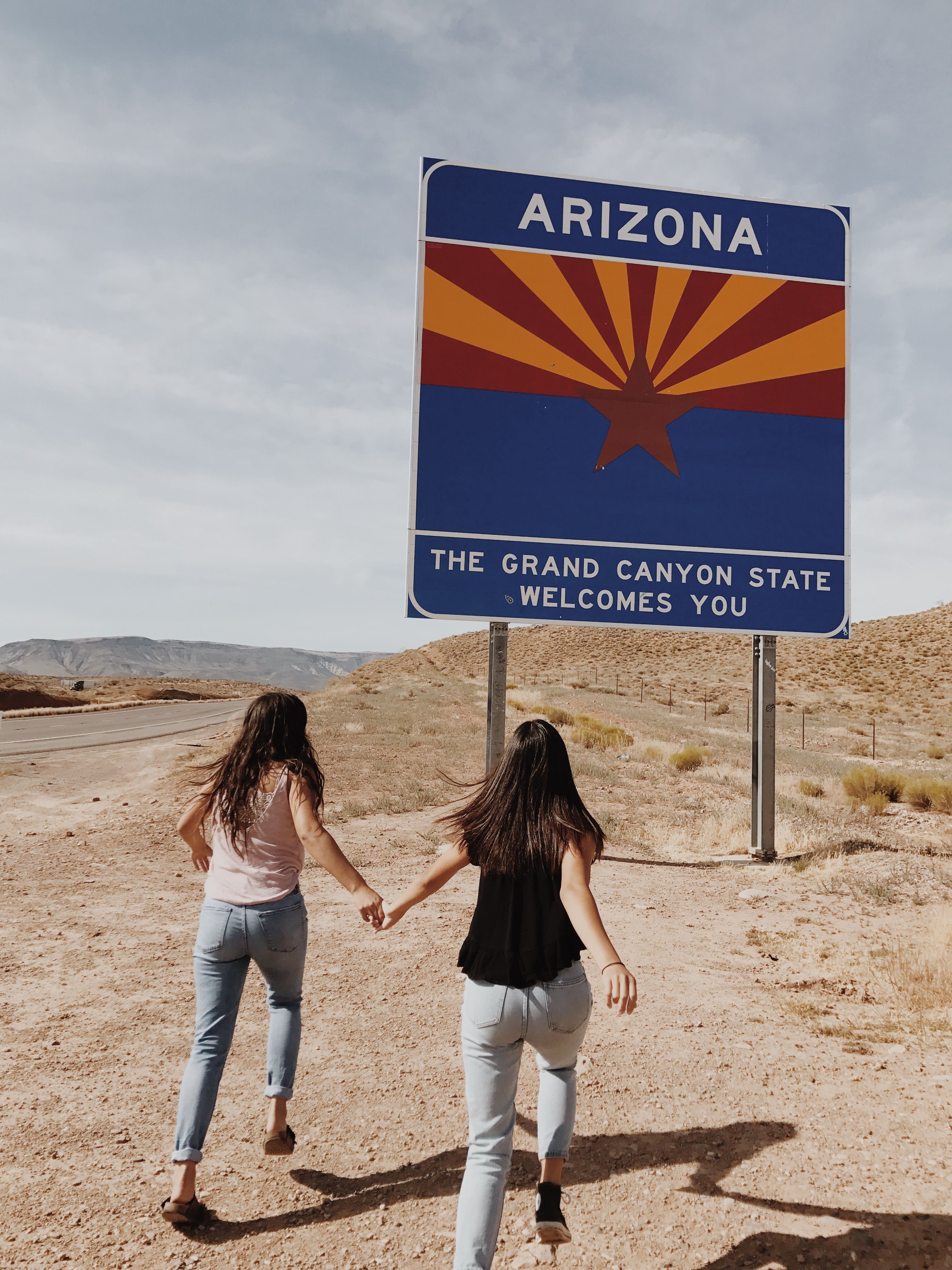 Ao planejar uma viagem, considere estes erros que as pessoas costumam cometer 3 amigos de mãos dadas perto de sinal na estrada