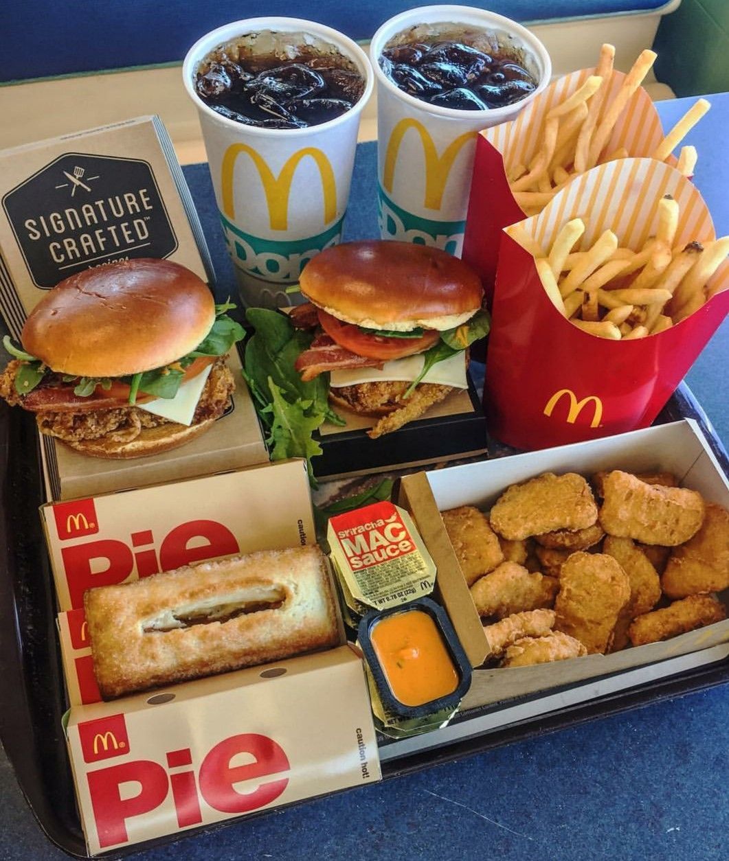 fast food mcdonalds refrigerantes hambúrgueres nuggets de frango caixas de batatas fritas