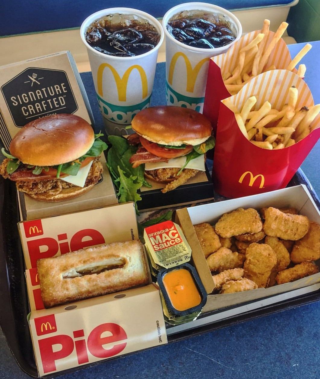 Ao planejar uma viagem, considere estes erros que as pessoas costumam cometer 6 fast food mcdonalds refrigerantes hambúrgueres nuggets de frango caixas de batatas fritas