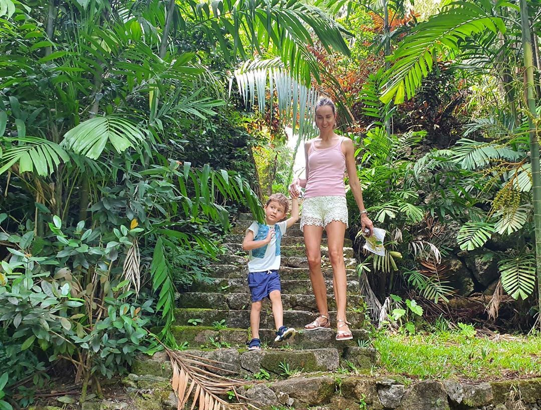 Como ter umas férias incríveis nas Seychelles, mesmo que você não seja uma pessoa de praia 5 Mãe e filho juntos em um jardim