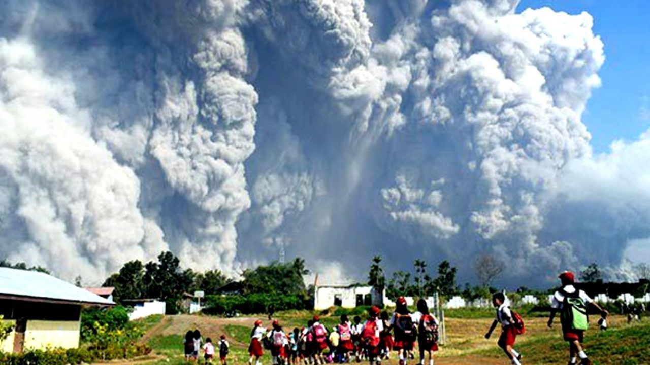 uma escola é evacuada quando o Monte Sinabung entra em erupção