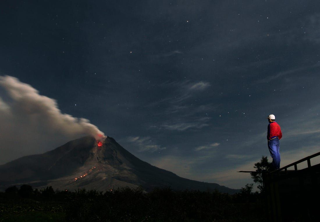 Estas fotos mostram a gravidade da erupção de dois dias do Monte Sinabung 5 Erupção do Monte Sinabung à noite