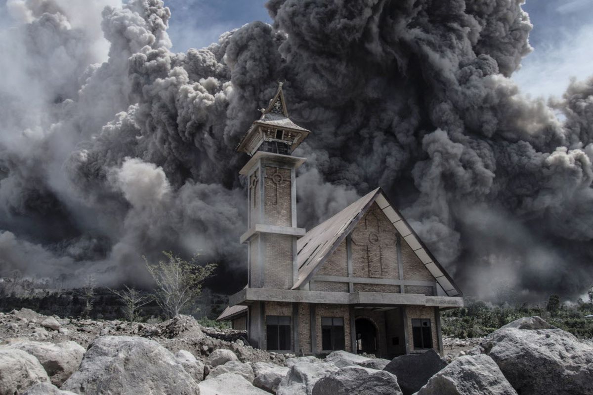 Monte Sinabung em erupção em cinzas