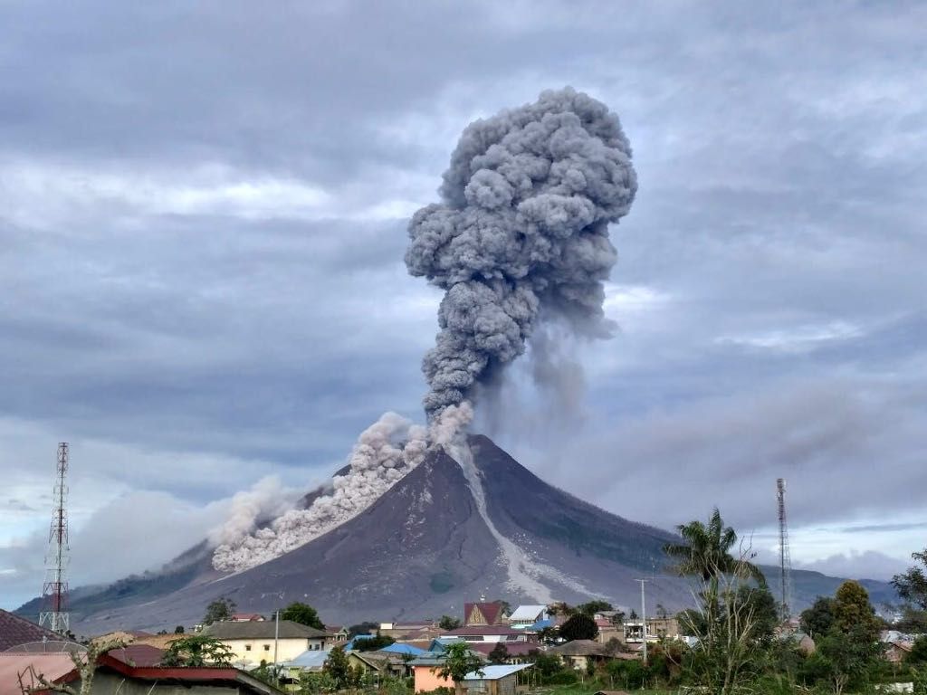 Erupção do Monte Sinabung de longe