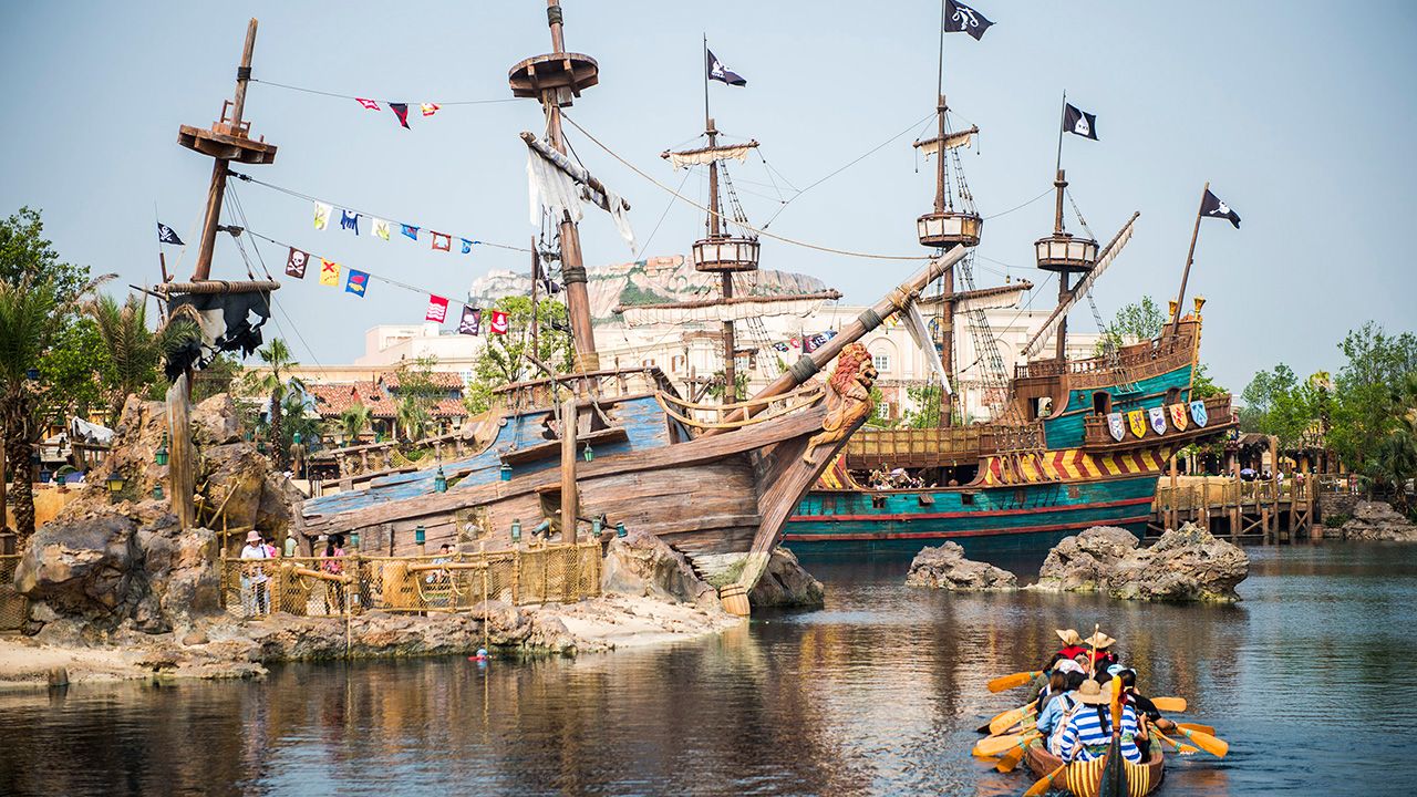 Os caçadores de emoções se alegram: aqui está uma lista de passeios em parques temáticos para experimentar virtualmente 5 os piratas do caribe batalha pelo tesouro submerso passeio em xangai disney