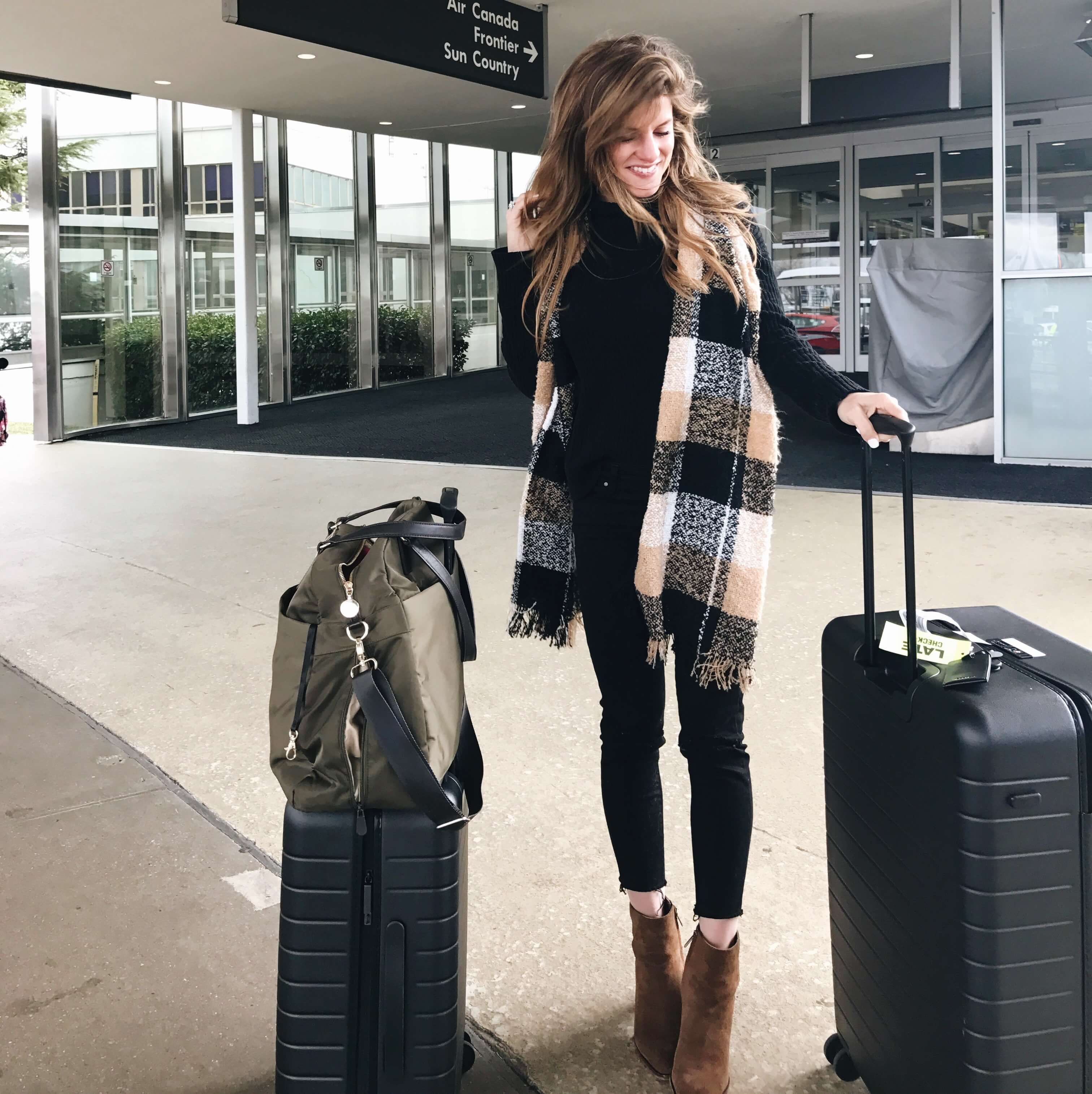 Você pode ficar tentado a usar suas roupas mais confortáveis em um voo, mas considere isso 2 mulher do lado de fora do aeroporto com bagagem