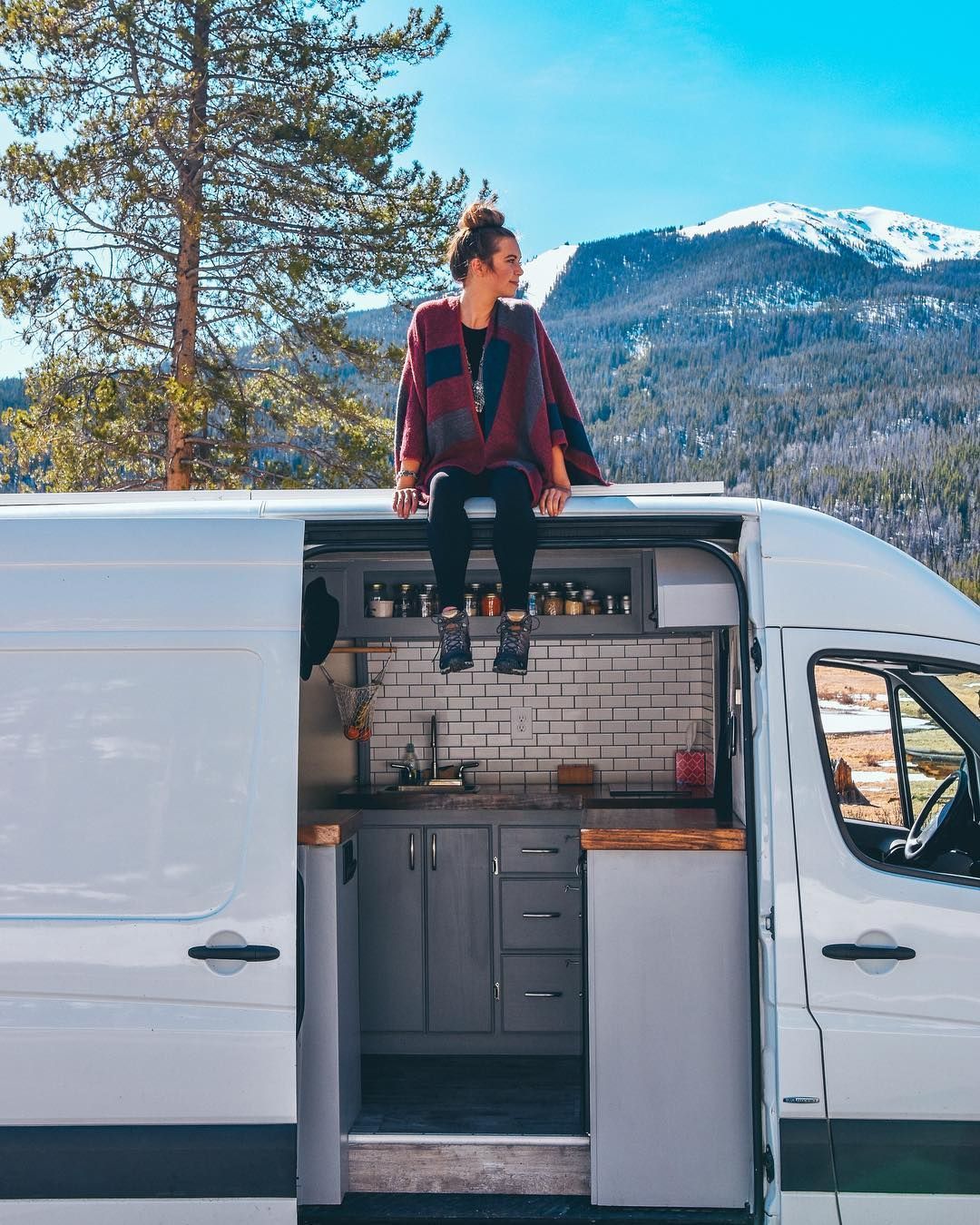 O RVing está em ascensão, veja como encontrar o perfeito 8 uma garota se senta em cima de um motorhome