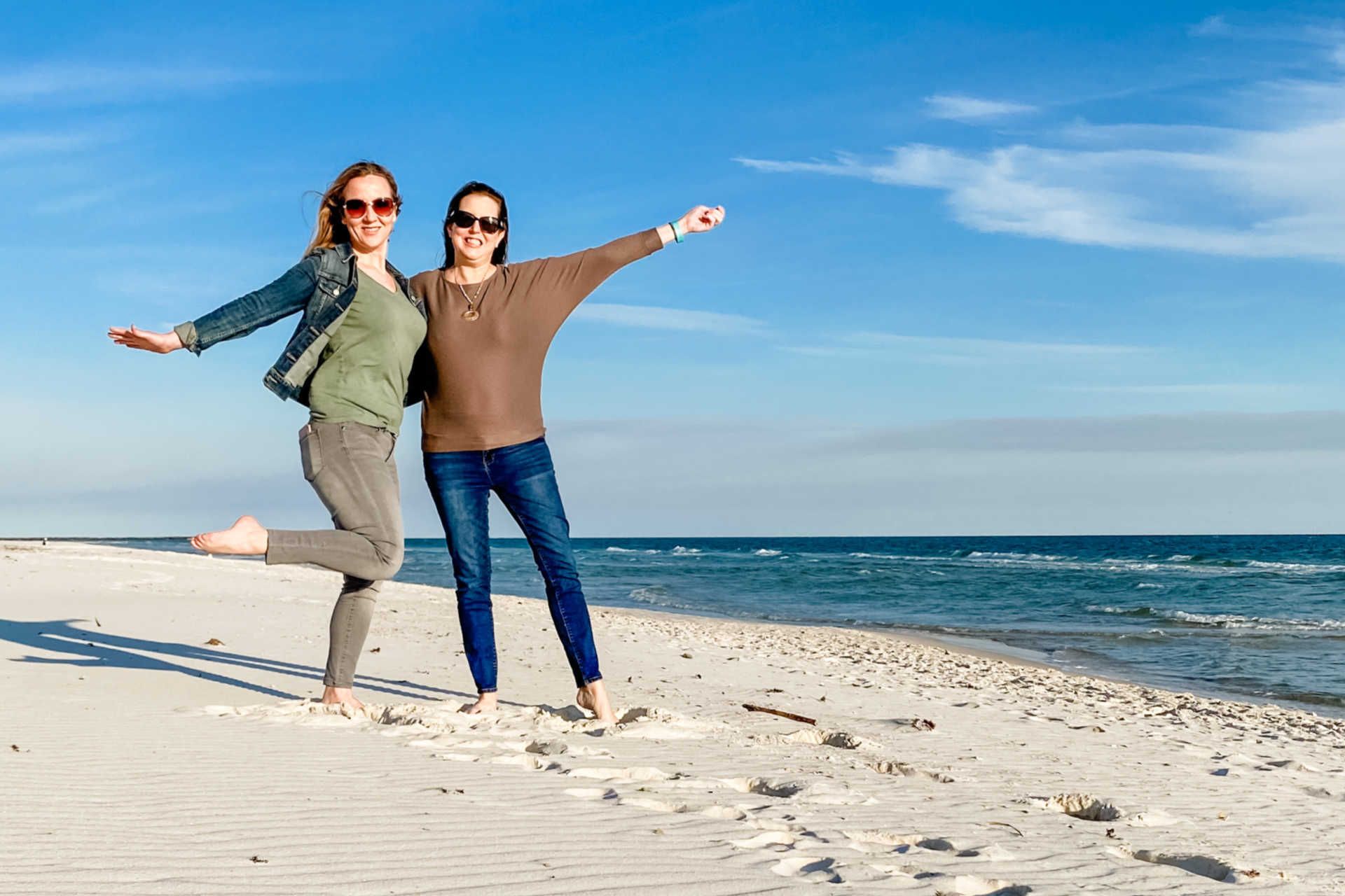 duas garotas na costa do golfo do alabama