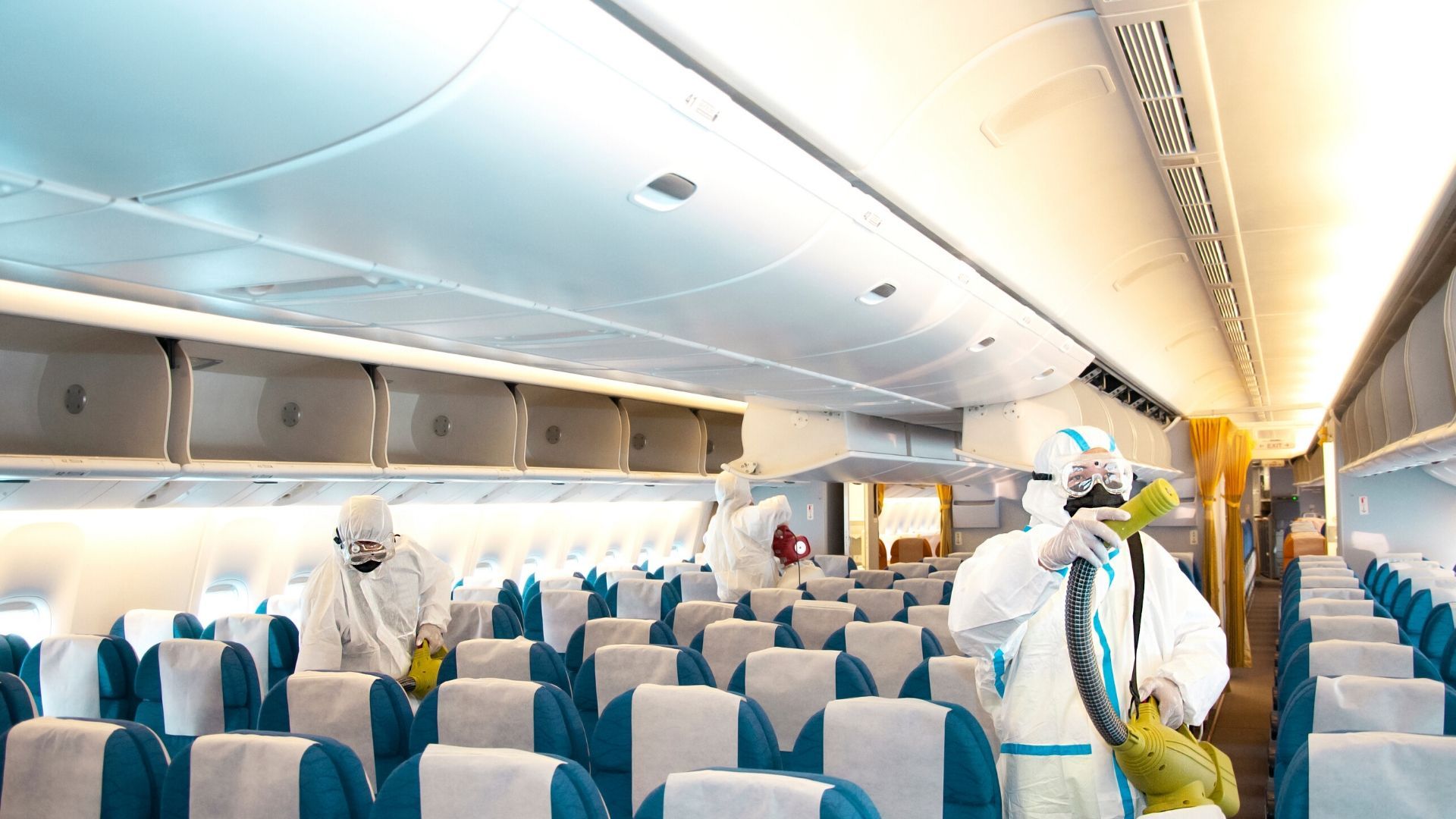Preocupado com viagens aéreas? Aqui está o que a tecnologia está mudando 7 funcionários limpam profundamente um avião
