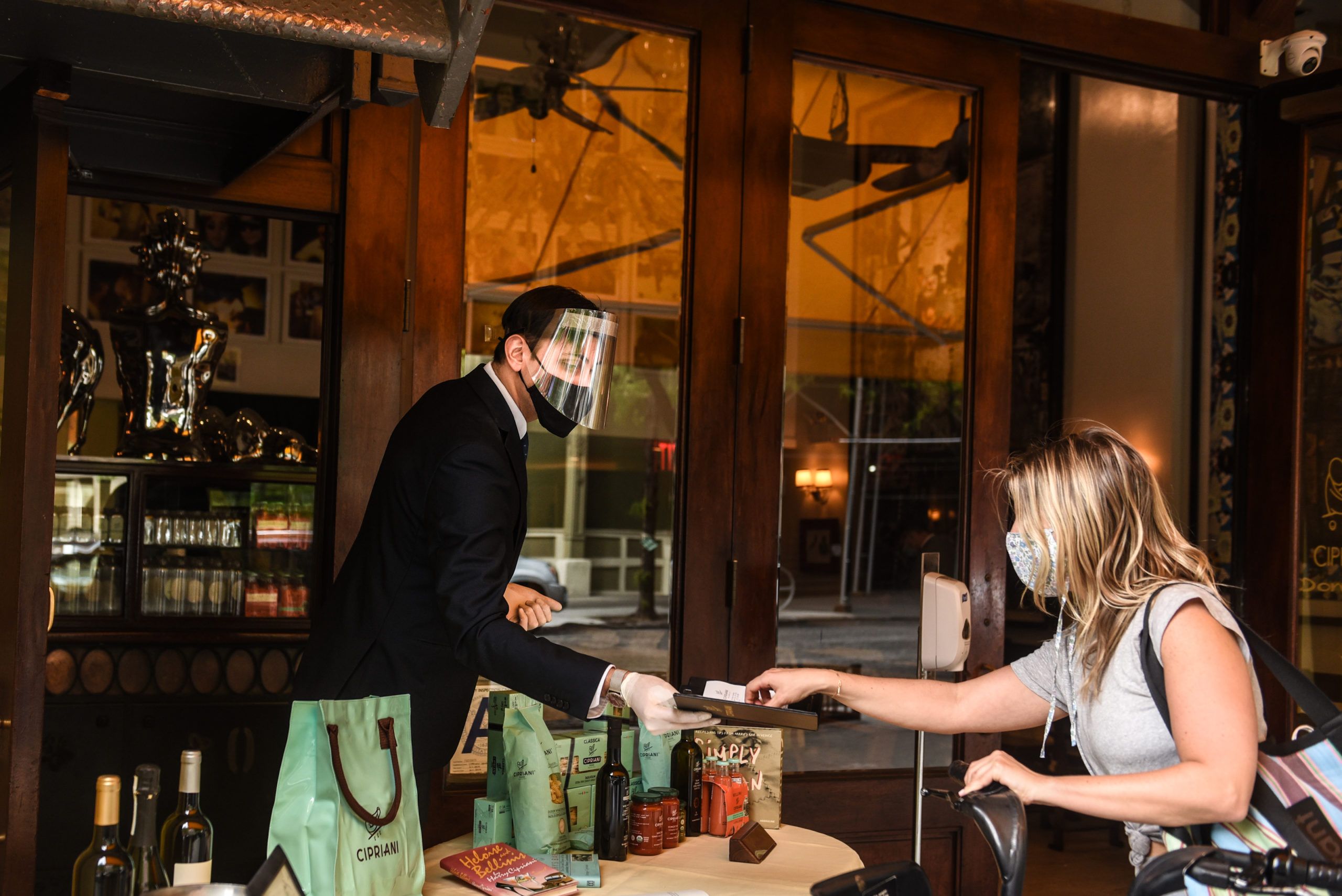 Jantar fora é realmente seguro? Dicas úteis para a nova experiência em restaurantes 2 usando uma máscara durante o jantar