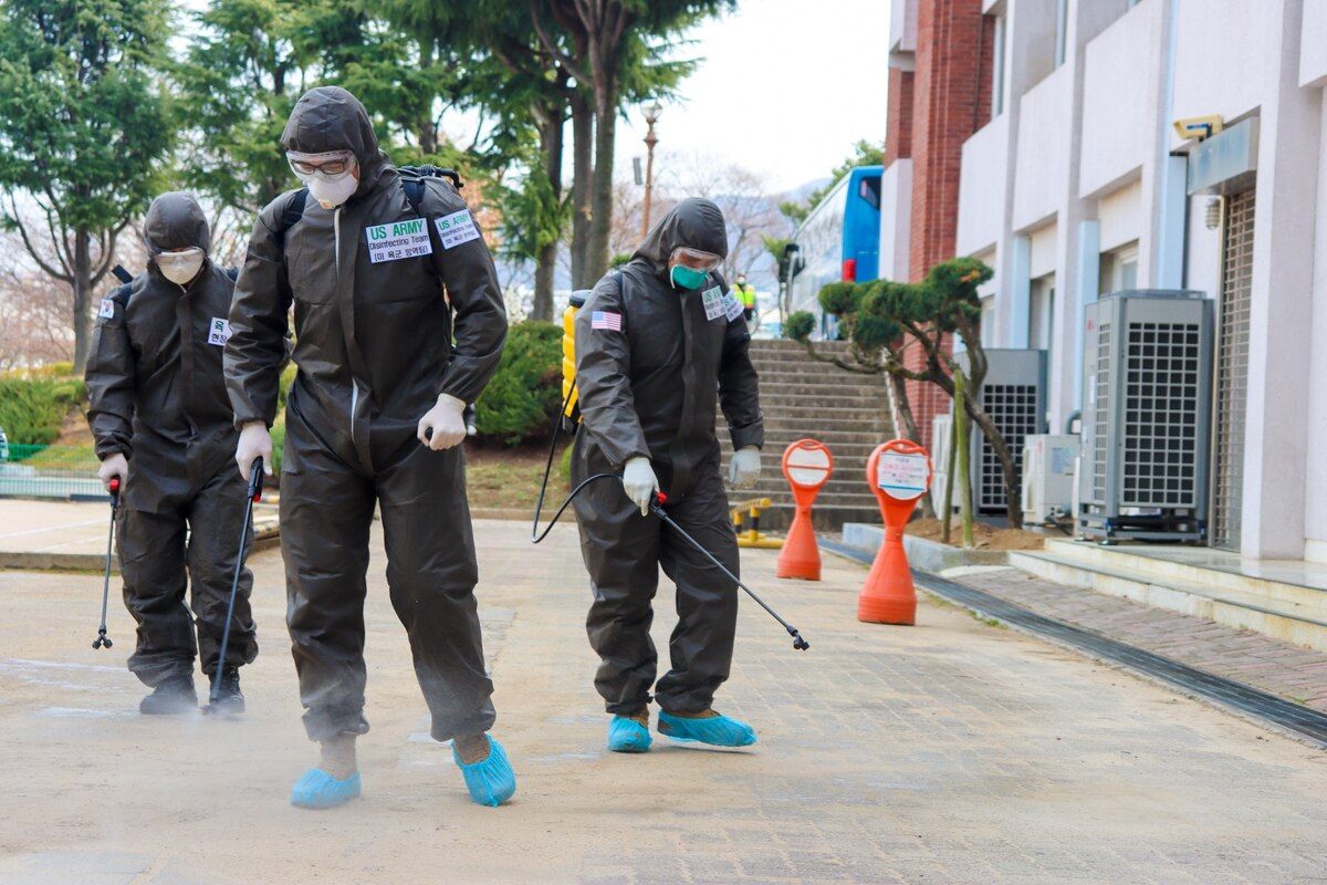 Oficiais militares higienizam e desinfetam as ruas da Coreia do Sul