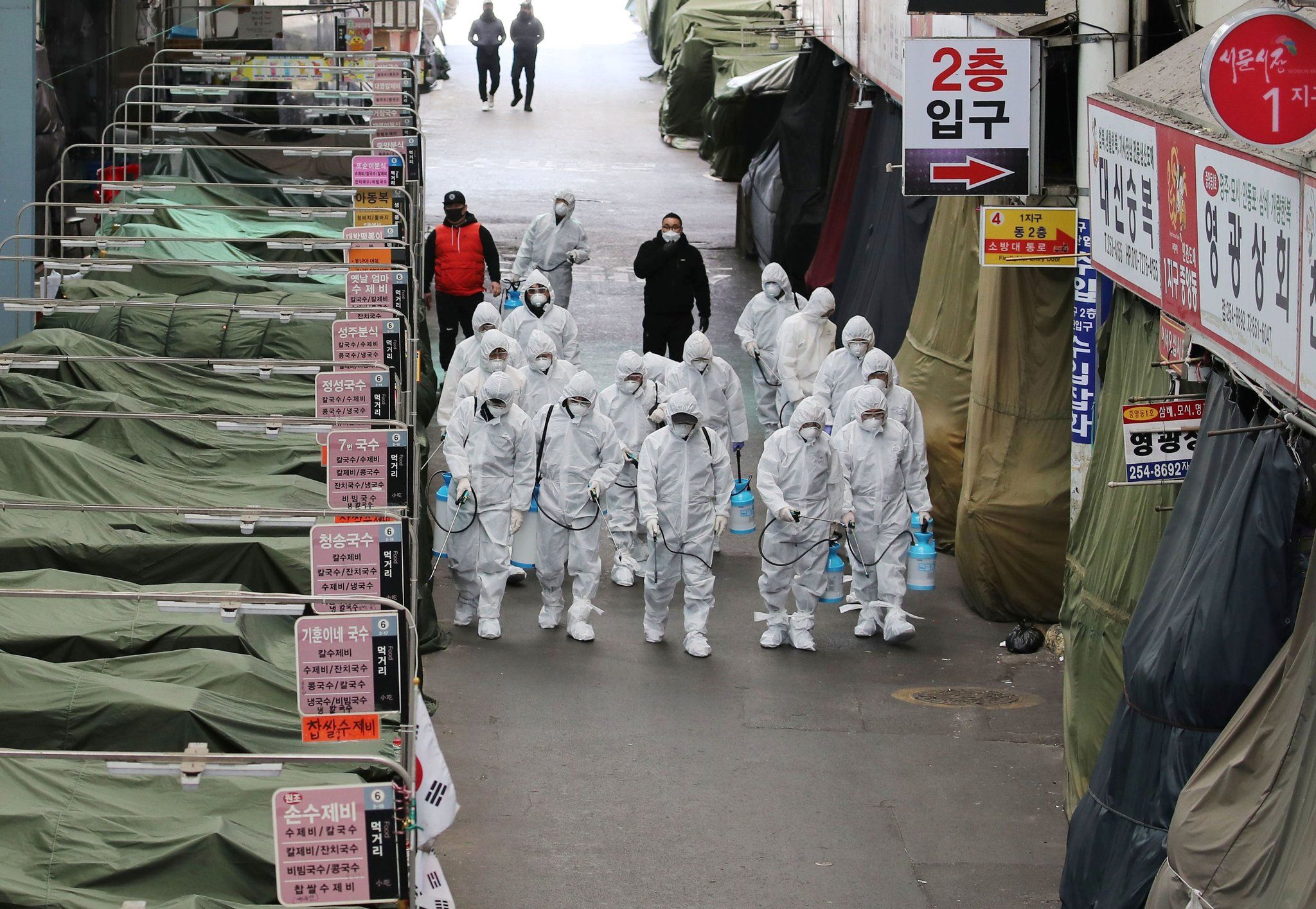 COVID-19 e Coreia do Sul: o que todos podemos aprender com a maneira como eles lidaram com isso 3 militares sanitizam e desinfetam um mercado em suítes hazmat