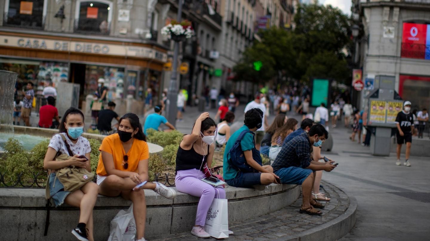 Enquanto a Europa considera um segundo bloqueio, os viajantes são forçados a repensar os planos futuros 2 pessoas em madri usam máscaras faciais