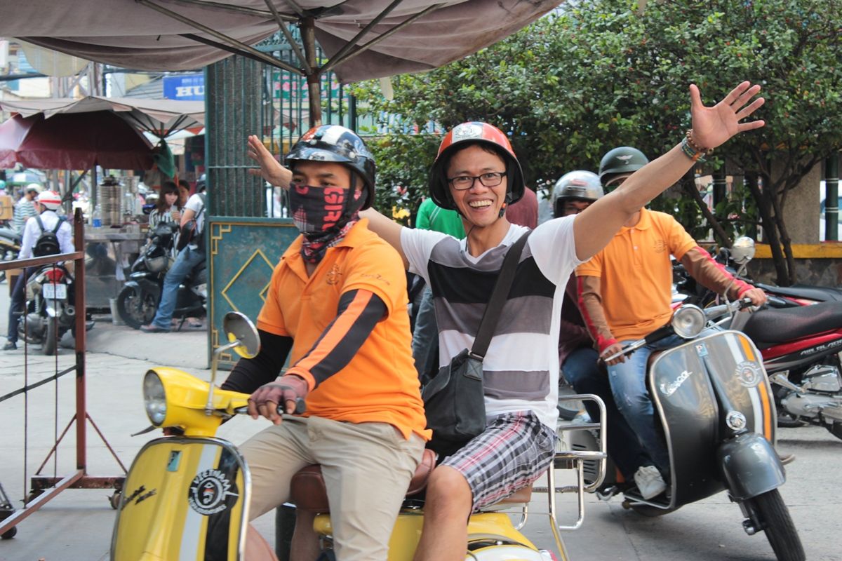 Por que andar de scooter pelo Vietnã é o melhor plano de viagem para o Sudeste Asiático 2 Duas pessoas andando de scooter