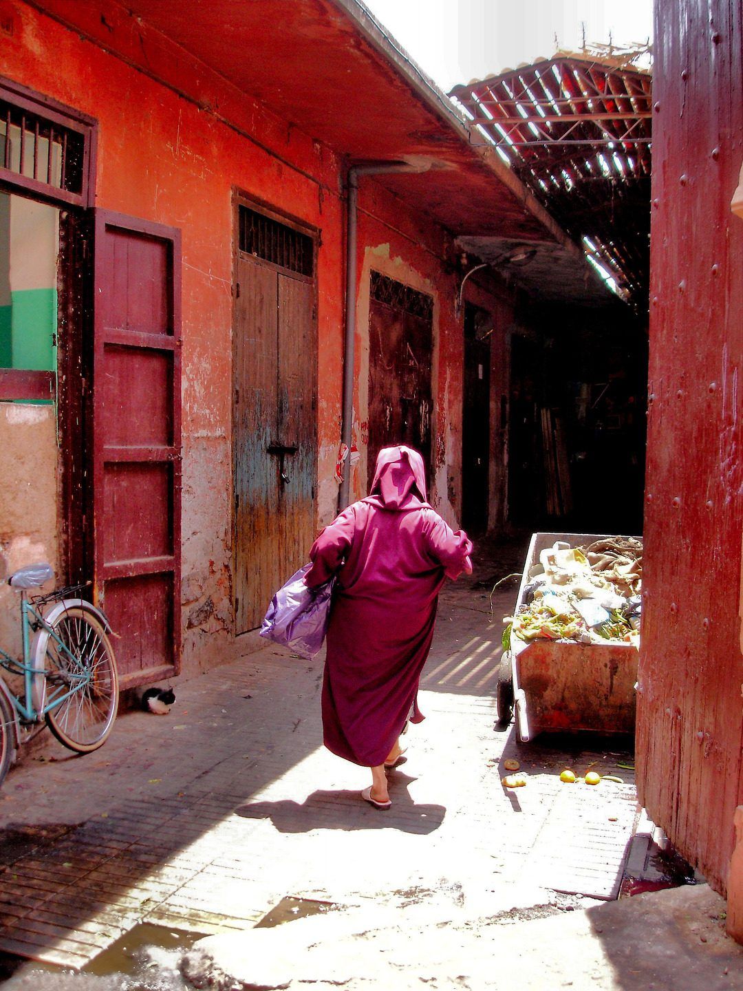 Mulheres que viajam sozinhas devem ter cuidado especial nesses locais 2 Mulher em Marrocos