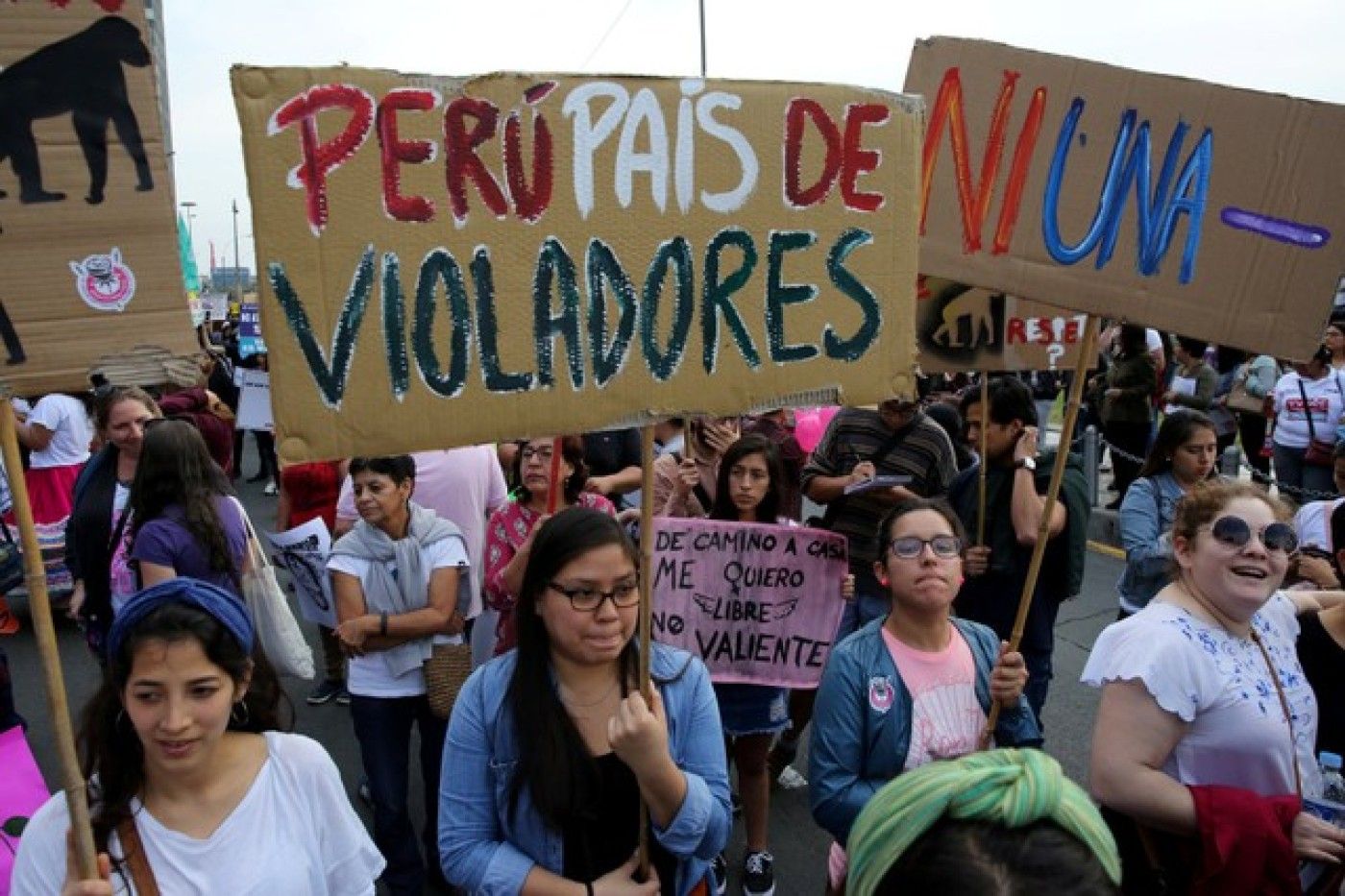 Mulheres que viajam sozinhas devem ter cuidado especial nesses locais 9 Protesto no Peru
