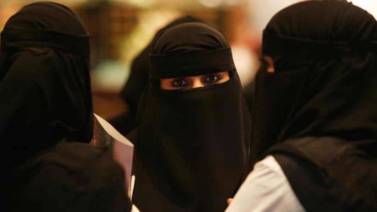 Mulheres que viajam sozinhas devem ter cuidado especial nesses locais 13 Mulheres na Arábia Saudita