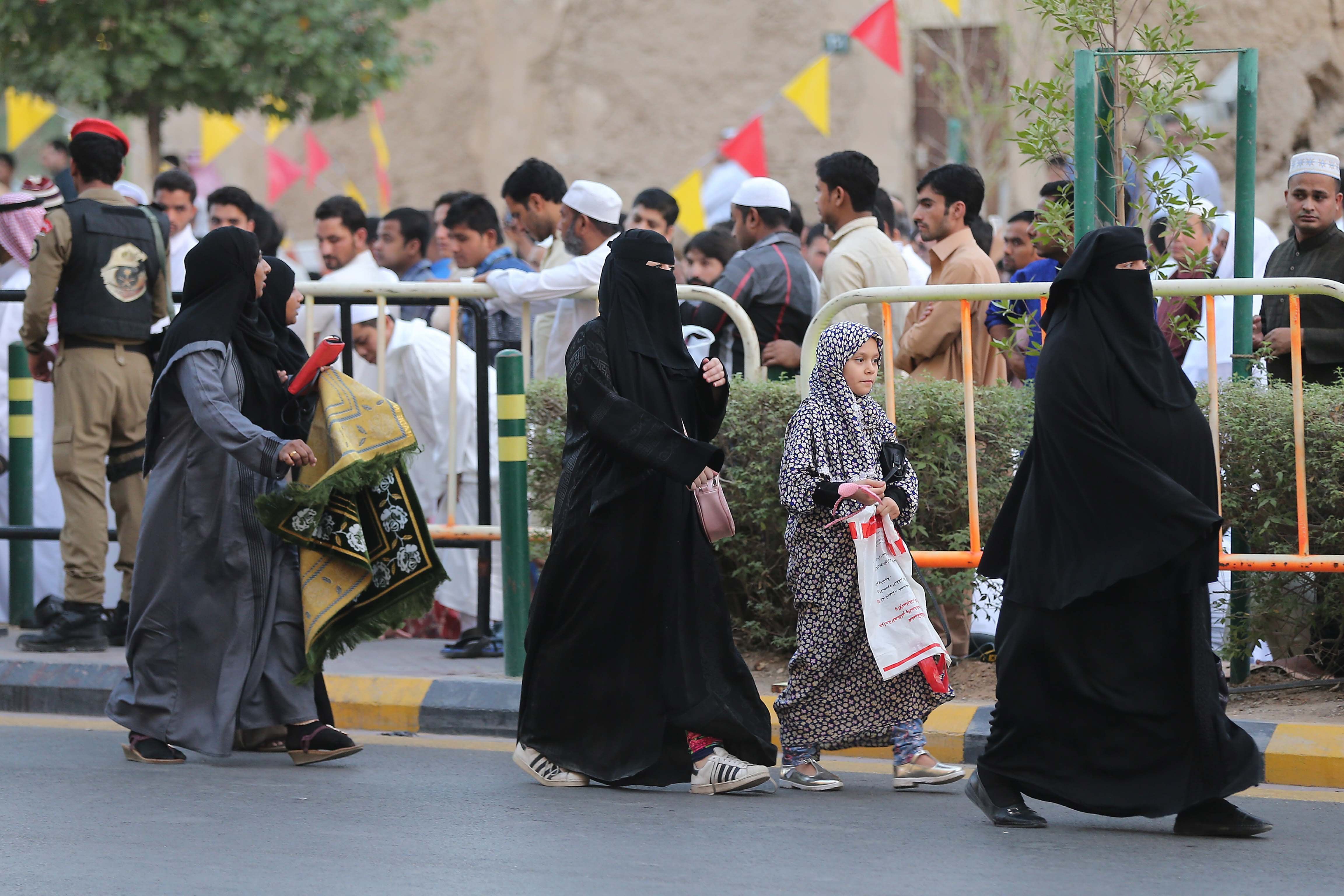 Mulheres que viajam sozinhas devem ter cuidado especial nesses locais 14 Mulheres na Arábia Saudita