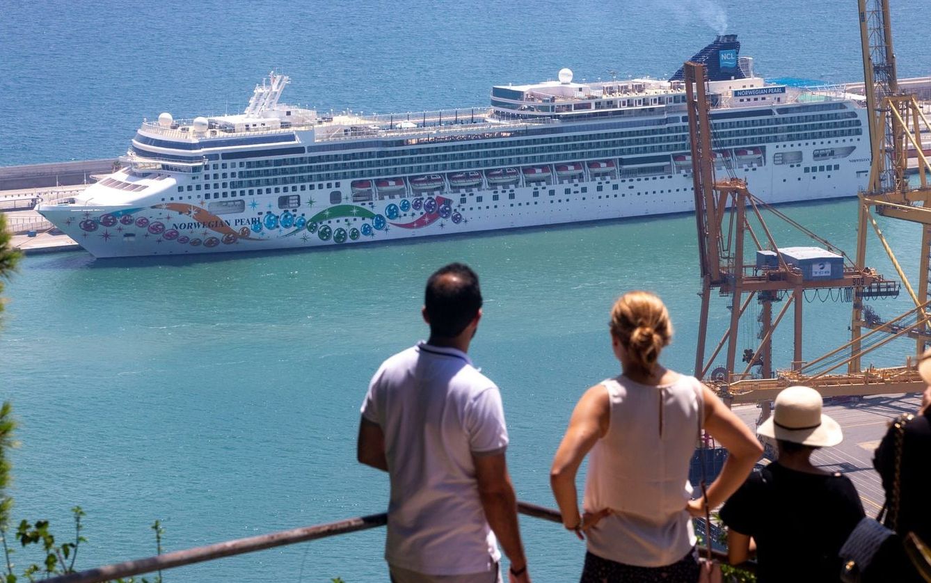 O que acontece com as pessoas presas nos cruzeiros da Norwegian 4 Navio de cruzeiro norueguês avariado na doca de Barcelona