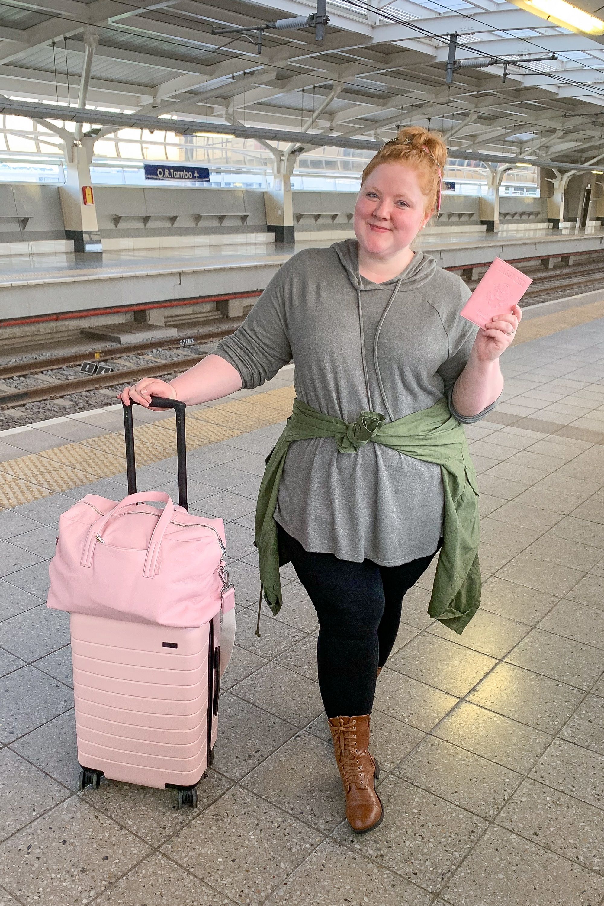 Dicas úteis de embalagem quando tudo o que você pode levar é uma bagagem de mão 3 Mulher com bagagem rosa