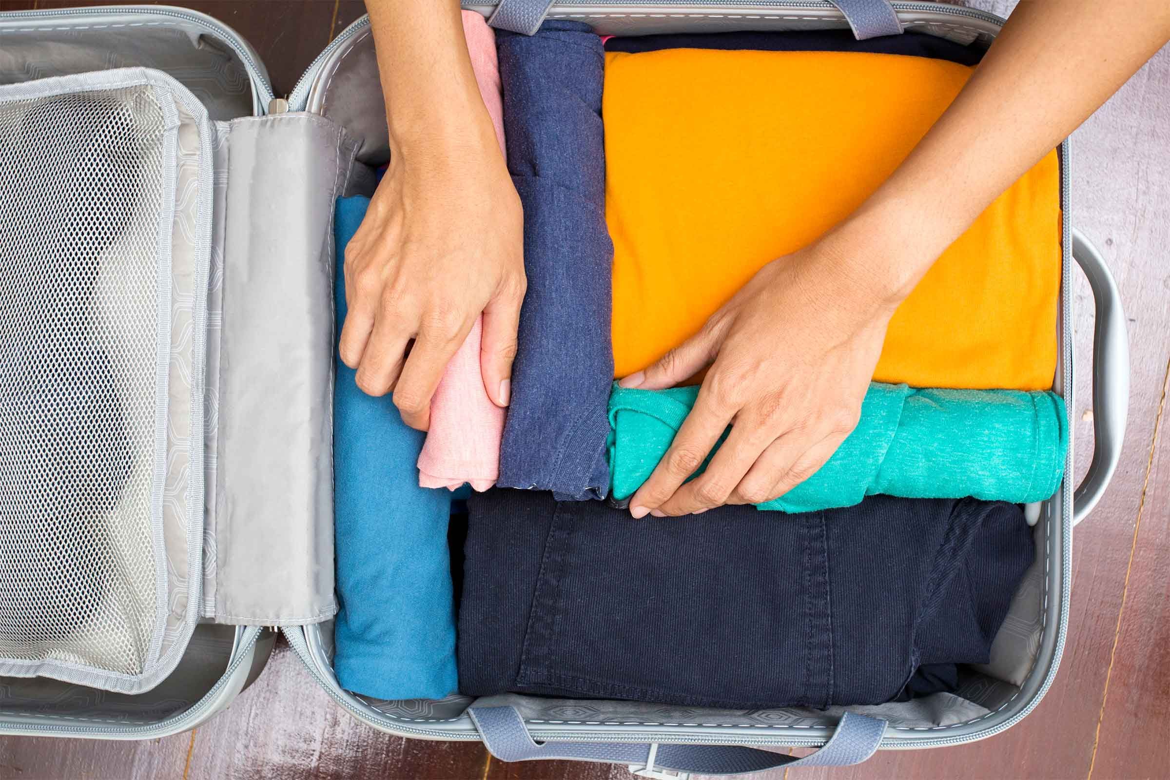 Dicas úteis de embalagem quando tudo o que você pode levar é uma bagagem de mão 4 Enrolar Roupas para Embalar
