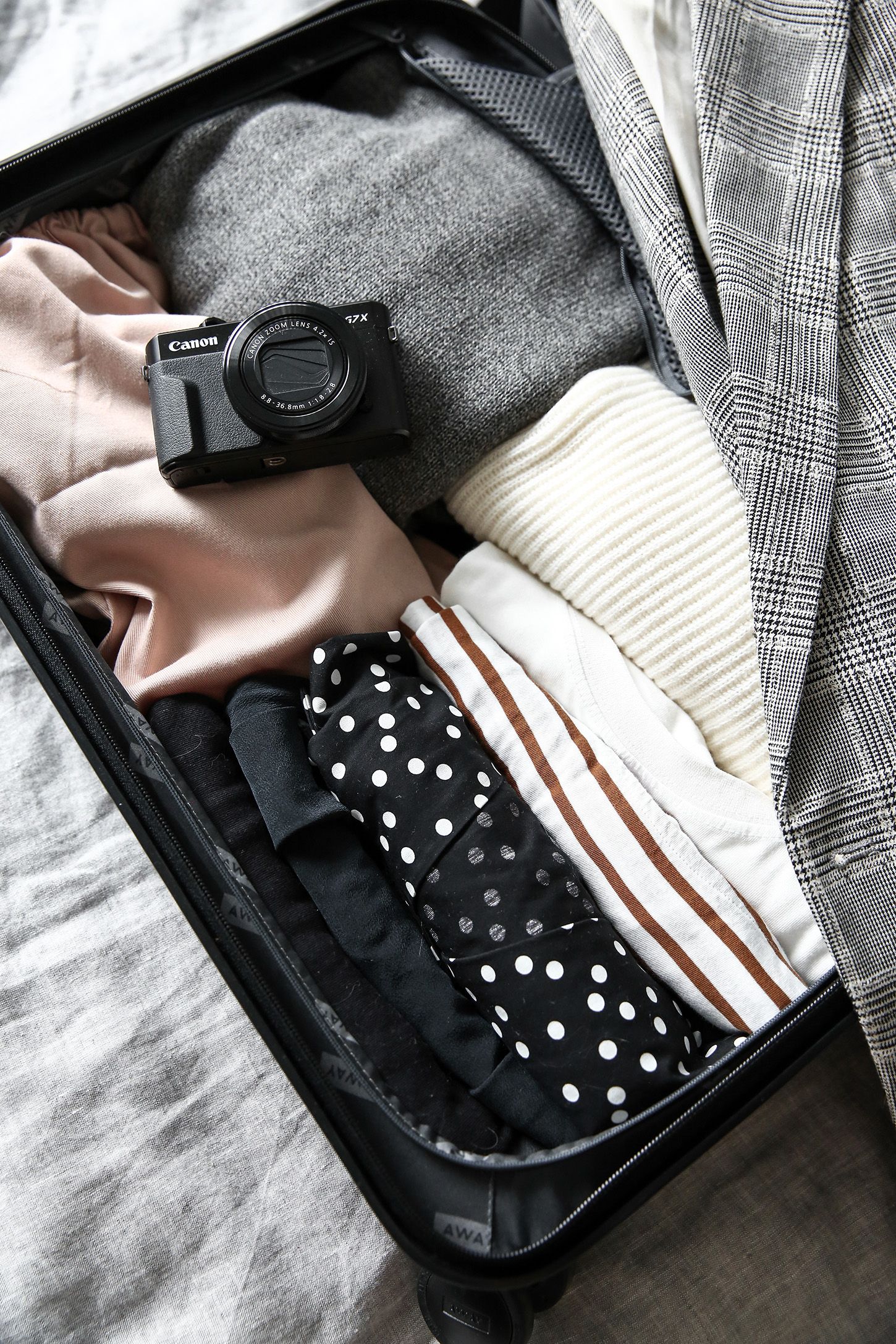 Dicas úteis de embalagem quando tudo o que você pode levar é uma bagagem de mão 2 Bagagem com roupa dentro