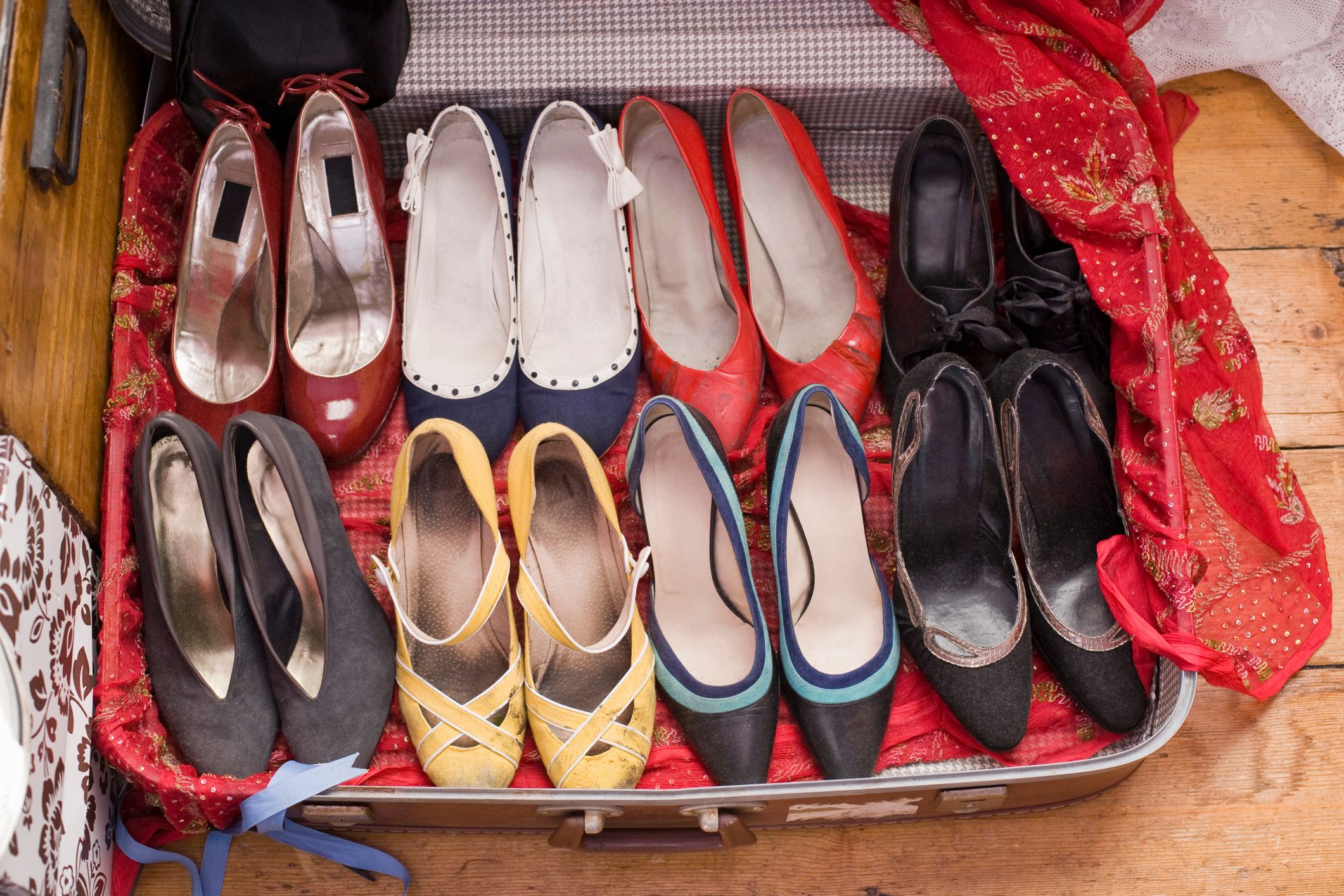 Dicas úteis de embalagem quando tudo o que você pode levar é uma bagagem de mão 6 Mala cheia de sapatos