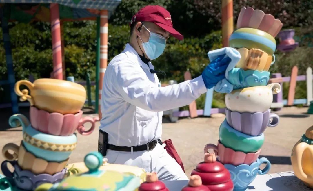 A Disneyland de Xangai acaba de reabrir, e é assim que um dia lá normalmente se parece 4 um funcionário higieniza os passeios na disneylândia de xangai