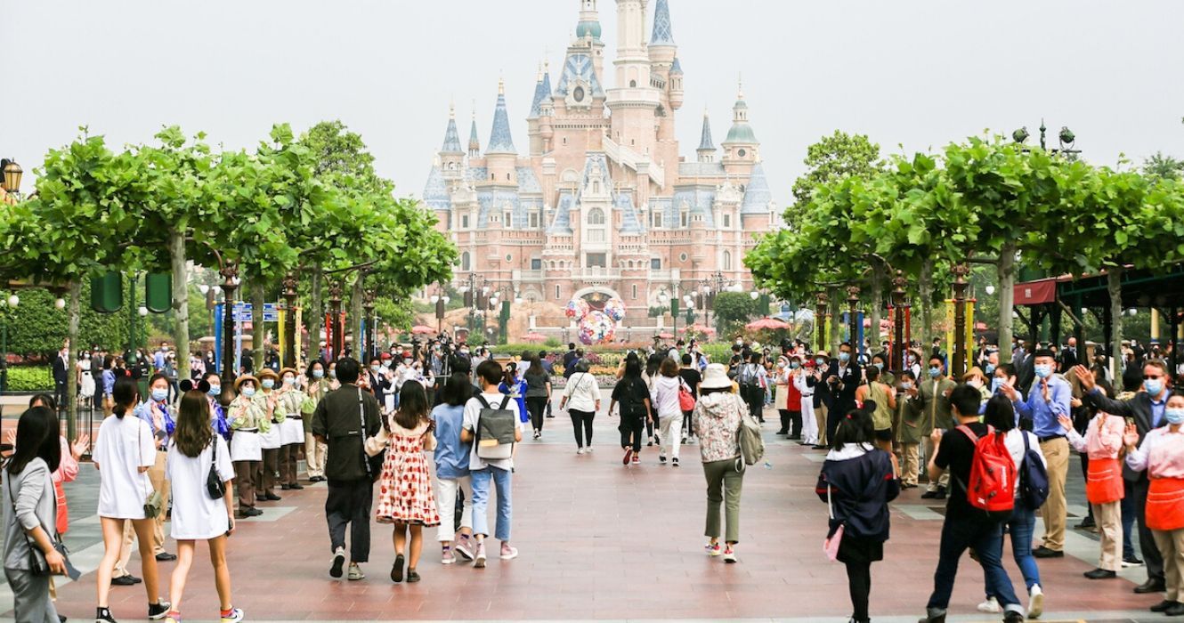 A Disneyland de Xangai acaba de reabrir, e é assim que um dia lá normalmente se parece 1 a reabertura de xangai disneyland