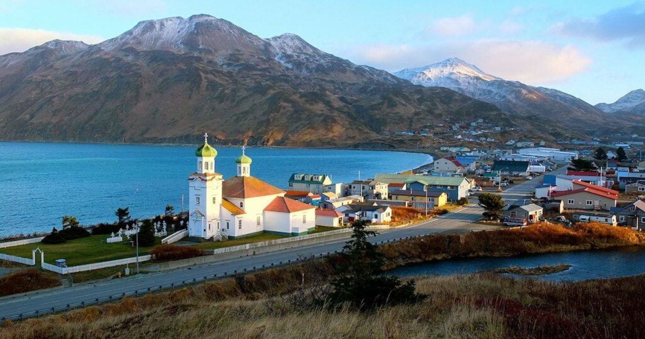 Aqui está o que você pode fazer na misteriosa ilha de Unalaska 1 uma vista aérea de unalaska
