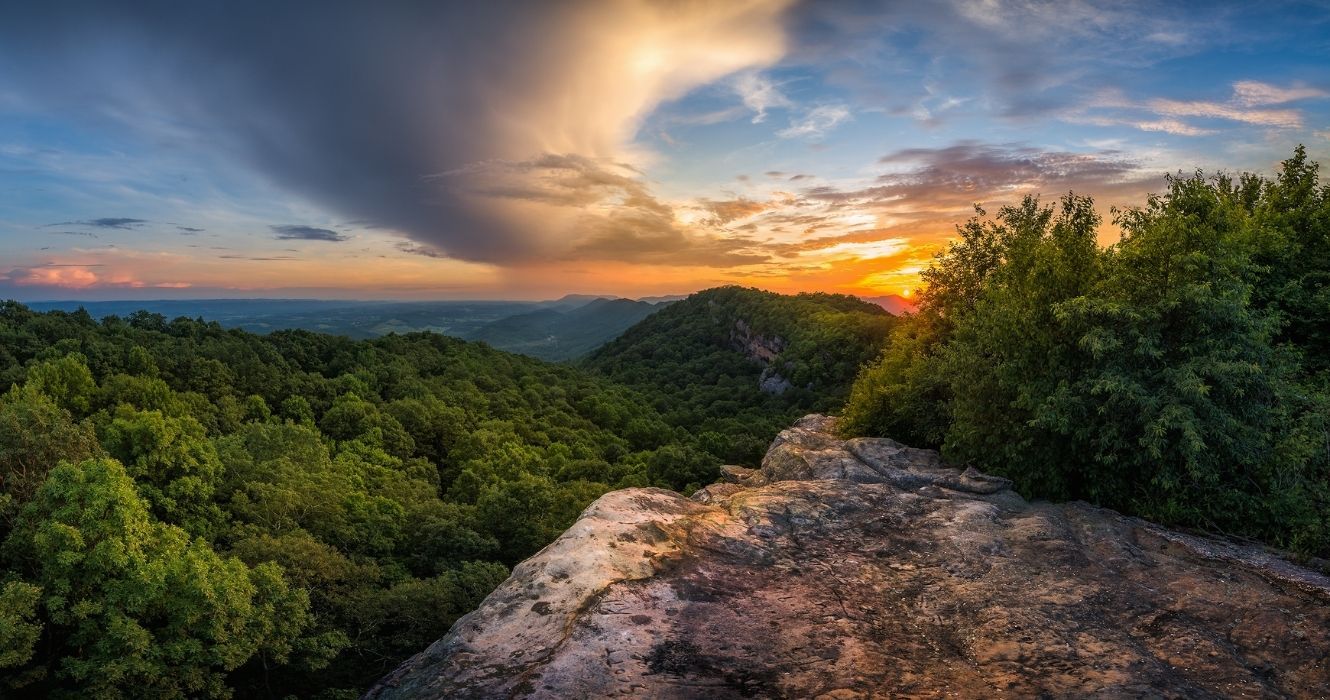 As montanhas Apalaches atravessam o Kentucky, e essas cidades montanhosas estão nos chamando 1 pôr do sol sobre as montanhas apalaches em kentucky